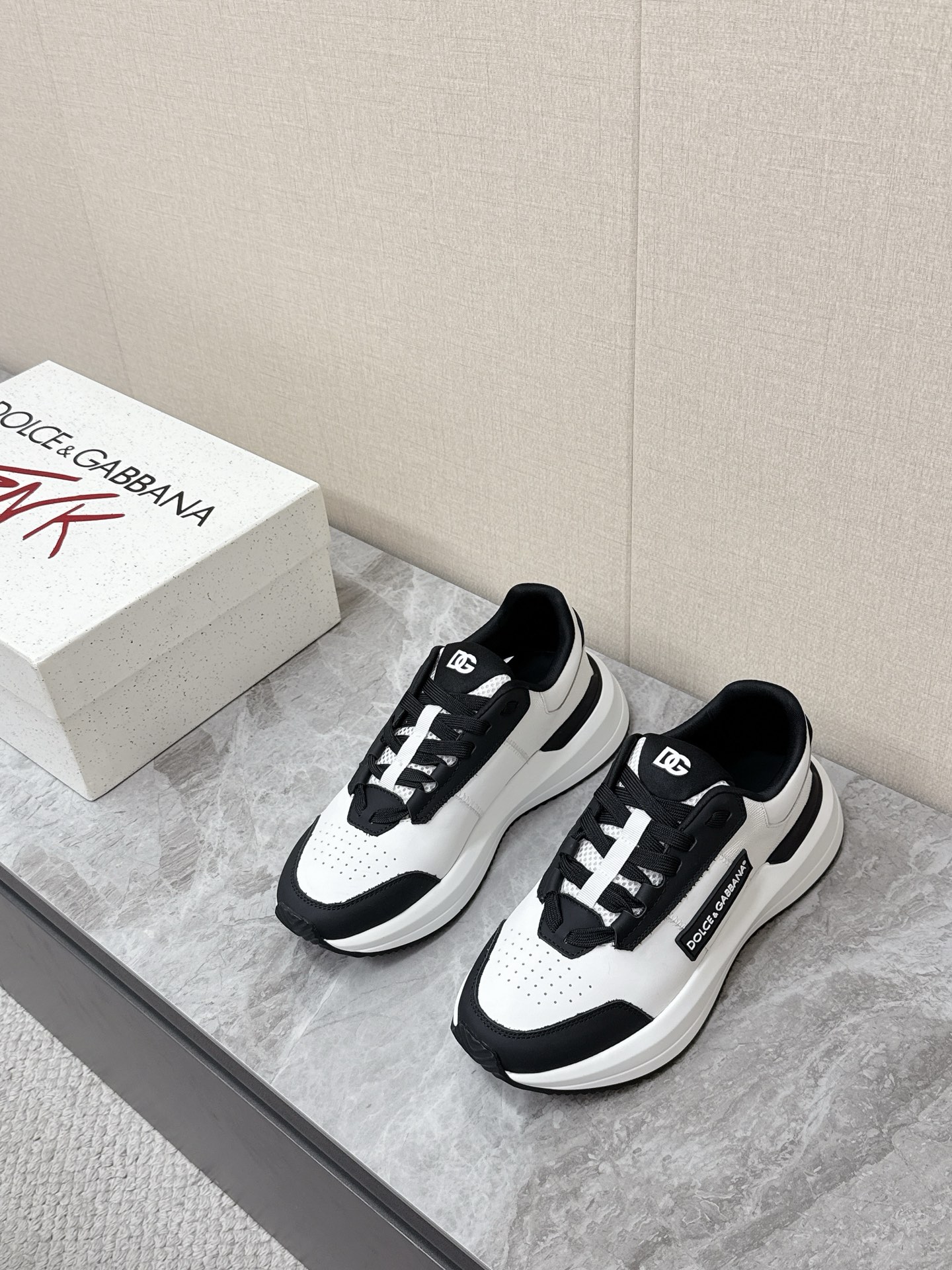 NO:779305,Dolce&Gabbana's latest thick-soled couple's casual sneakers. Original purchase, development and production. The DG series is designed based on the brand DNA's source of inspiration from a modern perspective - the new generation of young people. The new Space calfskin and suede sneakers are embellished with technical fabric details and integrate the brand's two major series of logo elements. Highly recognizable outsole design. Exquisite packaging at the delivery counter. Fabric imported cowhide mesh. Inner towel. Original exclusive private model outsole.  Size: Male 38-46 (45 46 customization is not returnable),,Dolce&Gabbana,Dolce&Gabbana,sneakers,cowhide19860909Dolce&Gabbana杜嘉班纳最新厚底情侣款 休闲运动鞋 原版购入 开发 做货 DG系列以品牌 DNA 摩登视角灵感源泉——新一代年轻人为设计出发点.全新 Space 小牛皮与翻绒皮运动鞋,点缀科技面料细节,融汇品牌两大系列标志元素 极具辨识度的大底设计 配送专柜精美包装 面料进口牛皮网布 内里毛巾里 原版独家私模大底 Size:男38-46（45 46定制不退换）,,Dolce&Gabbana,Dolce&Gabbana,sneakers,cowhide,Men's shoes