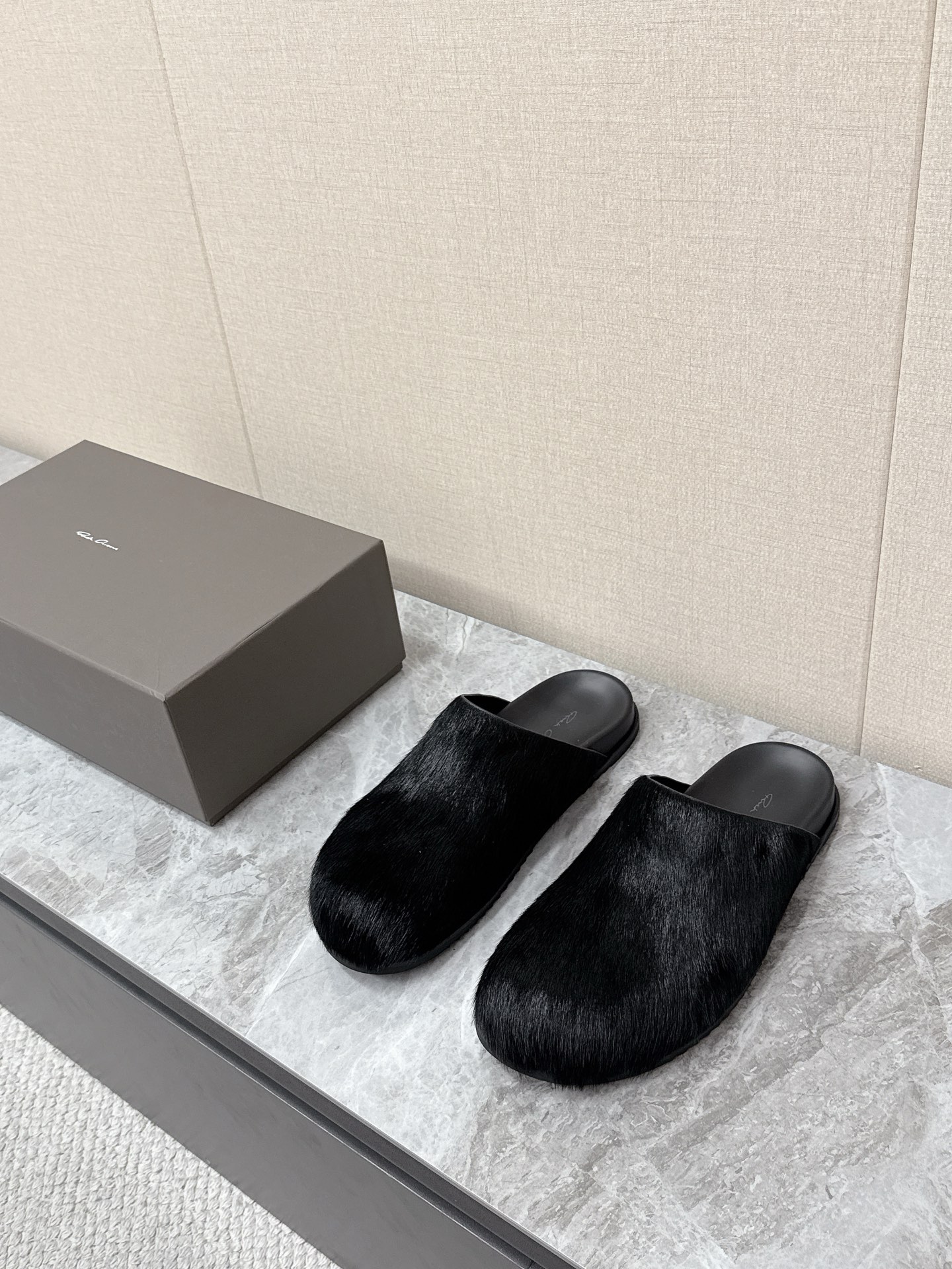 NO:779599,Horsehair Rickowens Owens Crazy Strap Couple Slippers. The annual 'Shoe King' distinguishes all versions on the market. Purely hand-made, non-streamlined products!  Respecting Owens' philosophy, each one is unique and has a handmade texture!  Milky outsole, imported calf leather lining, cowhide insole, handmade stitching!  The picture reveals the texture!  Ms will not fool people. Authentic complete package. Size female 35-40 male 39-44, slippers, cowhide19860909马毛 Rickowens 欧文斯疯狂绑带情侣款拖鞋 年度“鞋王”区分市面所有版本 纯手工打造纯原,非流水化作业的产物！尊崇欧文斯的理念,每一只都是独一无二,有手工质感的味道！奶香大底、进口小牛内里头层皮、牛皮鞋垫、手工车线！图片透露出的质感！ms是不会糊弄人的 正品全套包装 Size女35-40 男39-44,,slippers,cowhide,Men's shoes