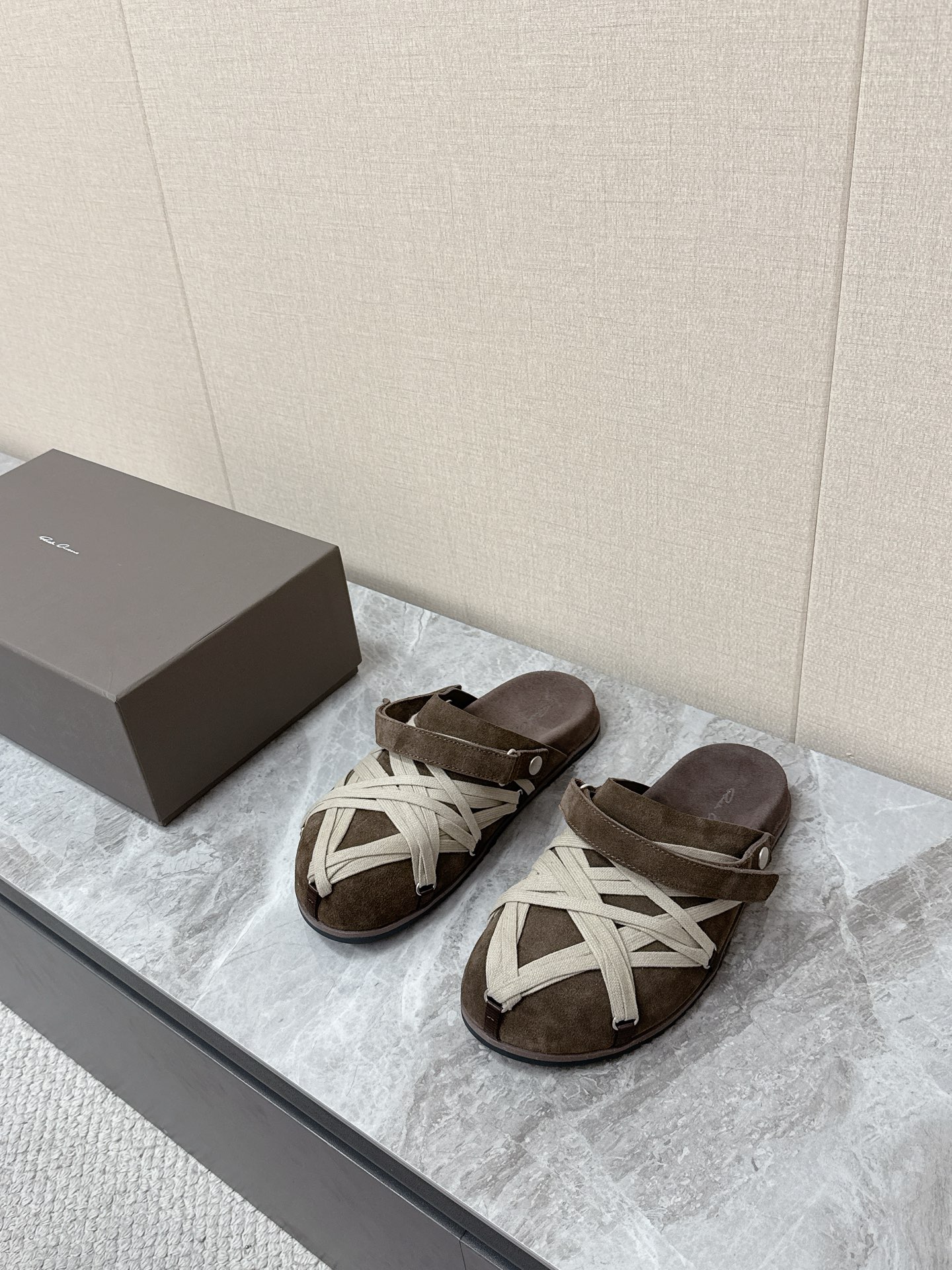 NO:788149,Straps Rickowens Owens Crazy Strap Couple Slippers Suede Black The annual 'King of Shoes' distinguishes all versions on the market. Purely hand-made, non-manufactured products!  Respecting Owens' philosophy, each one is unique and has a handmade texture!  Milky outsole, imported calf leather lining, cowhide insole, handmade stitching!  The picture reveals the texture!  ms will not fool people. Authentic complete package. Size female 35-40 male 39-44, half drag, slippers, cowhide, chamois leather19860909绑带 Rickowens 欧文斯疯狂绑带情侣款拖鞋 麂皮黑色 年度“鞋王”区分市面所有版本 纯手工打造纯原,非流水化作业的产物！尊崇欧文斯的理念,每一只都是独一无二,有手工质感的味道！奶香大底、进口小牛内里头层皮、牛皮鞋垫、手工车线！图片透露出的质感！ms是不会糊弄人的 正品全套包装 Size女35-40 男39-44,半拖,slippers,cowhide,chamois leather,Women's Shoes