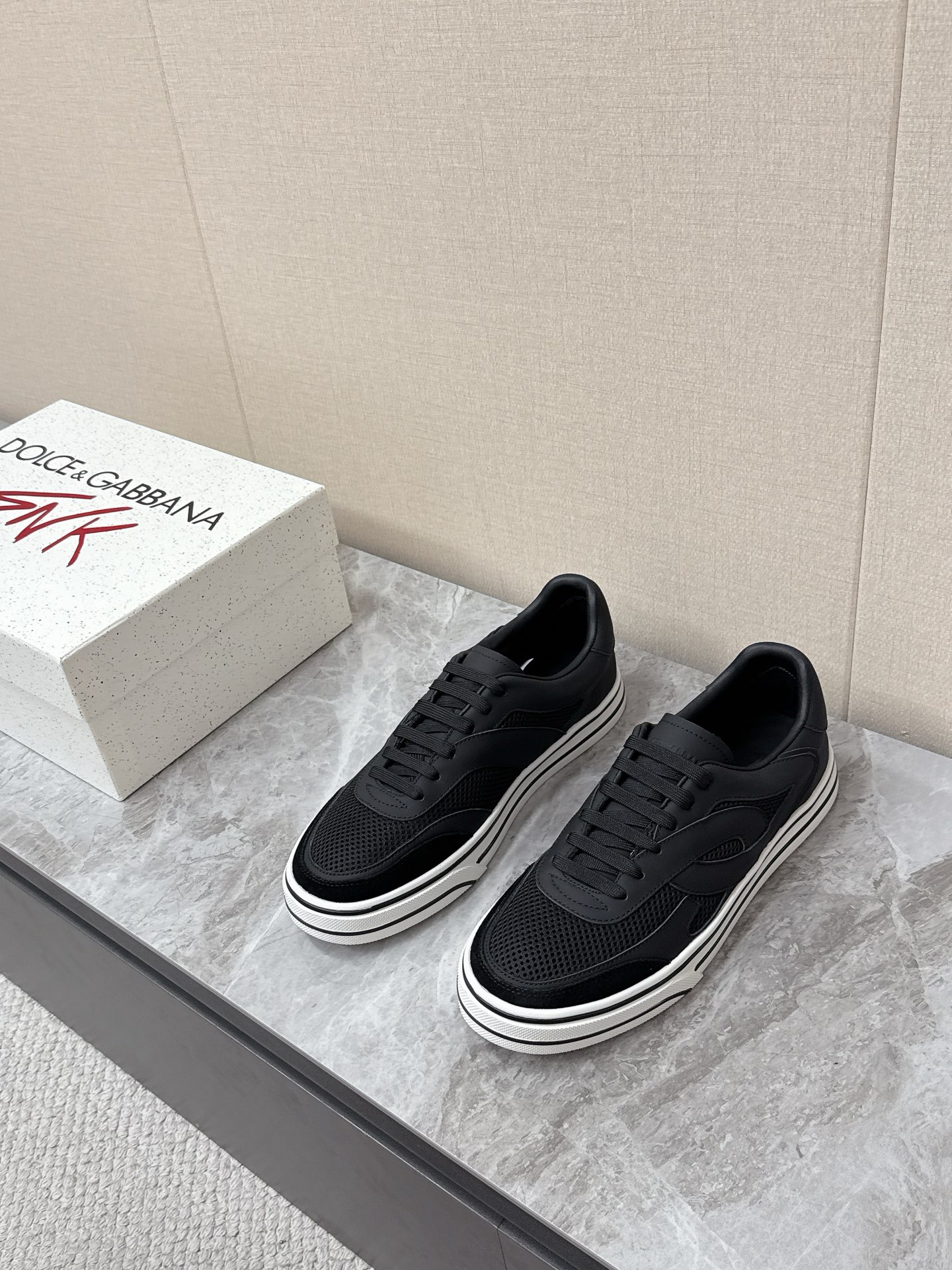 NO:779614,Dolce&Gabbana's latest thick-soled couple's casual sneakers. Original purchase, development and production. The DG series is designed based on the brand DNA's source of inspiration from a modern perspective - the new generation of young people. The new Space calfskin and suede sneakers are embellished with technical fabric details and integrate the brand's two major series of logo elements. Highly recognizable outsole design. Exquisite packaging at the delivery counter. Fabric imported cowhide mesh. Inner towel. Original exclusive private model outsole.  Size: Male 38-46 (45 46 customization is not returnable),,Dolce&Gabbana,Dolce&Gabbana,sneakers,cowhide19860909Dolce&Gabbana杜嘉班纳最新厚底情侣款 休闲运动鞋 原版购入 开发 做货 DG系列以品牌 DNA 摩登视角灵感源泉——新一代年轻人为设计出发点.全新 Space 小牛皮与翻绒皮运动鞋,点缀科技面料细节,融汇品牌两大系列标志元素 极具辨识度的大底设计 配送专柜精美包装 面料进口牛皮网布 内里毛巾里 原版独家私模大底 Size:男38-46（45 46定制不退换）,,Dolce&Gabbana,Dolce&Gabbana,sneakers,cowhide,Men's shoes