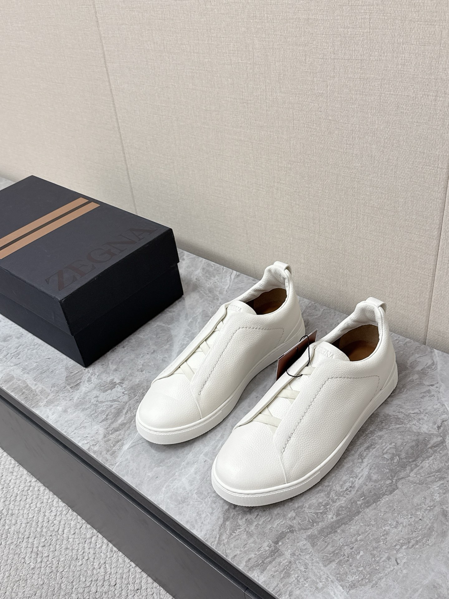 NO:779690,Ermenegildo Zegna's latest slip-on casual shoes for spring and summer. Many celebrity Internet celebrities have planted grass. They are the brand's iconic 'old money style' men's shoes, focusing on minimalist design, high-end texture and adaptability to all scenes. Lace-free slip-on design, the upper adopts the brand's iconic cross elastic band/pleated ribbon structure, replacing traditional shoelaces, making it easy to put on and take off while fitting the foot shape.  The upper is made of imported calfskin and suede, with a delicate touch and high-end texture. It fits the shape of the foot over time. The original molded outsole has a size of 38-46 (38 46 customized), zegna, cowhide, chamois leather19860909杰尼亚Ermenegildo Zegna春夏最新款一脚蹬休闲鞋 超多明星网红种草 属于品牌标志性的“老钱风”男士鞋履,主打极简设计、高级质感与全场景适配性 无鞋带套脚设计,鞋面采用品牌标志性的交叉松紧带/褶皱饰带结构,替代传统鞋带,穿脱便捷,同时贴合脚型 鞋面进口小牛皮与反绒麂皮两种,触感细腻,质感高级,越穿越贴合脚型 原版开模大底码数38-46（38 46定制）,,zegna,cowhide,chamois leather,Men's shoes