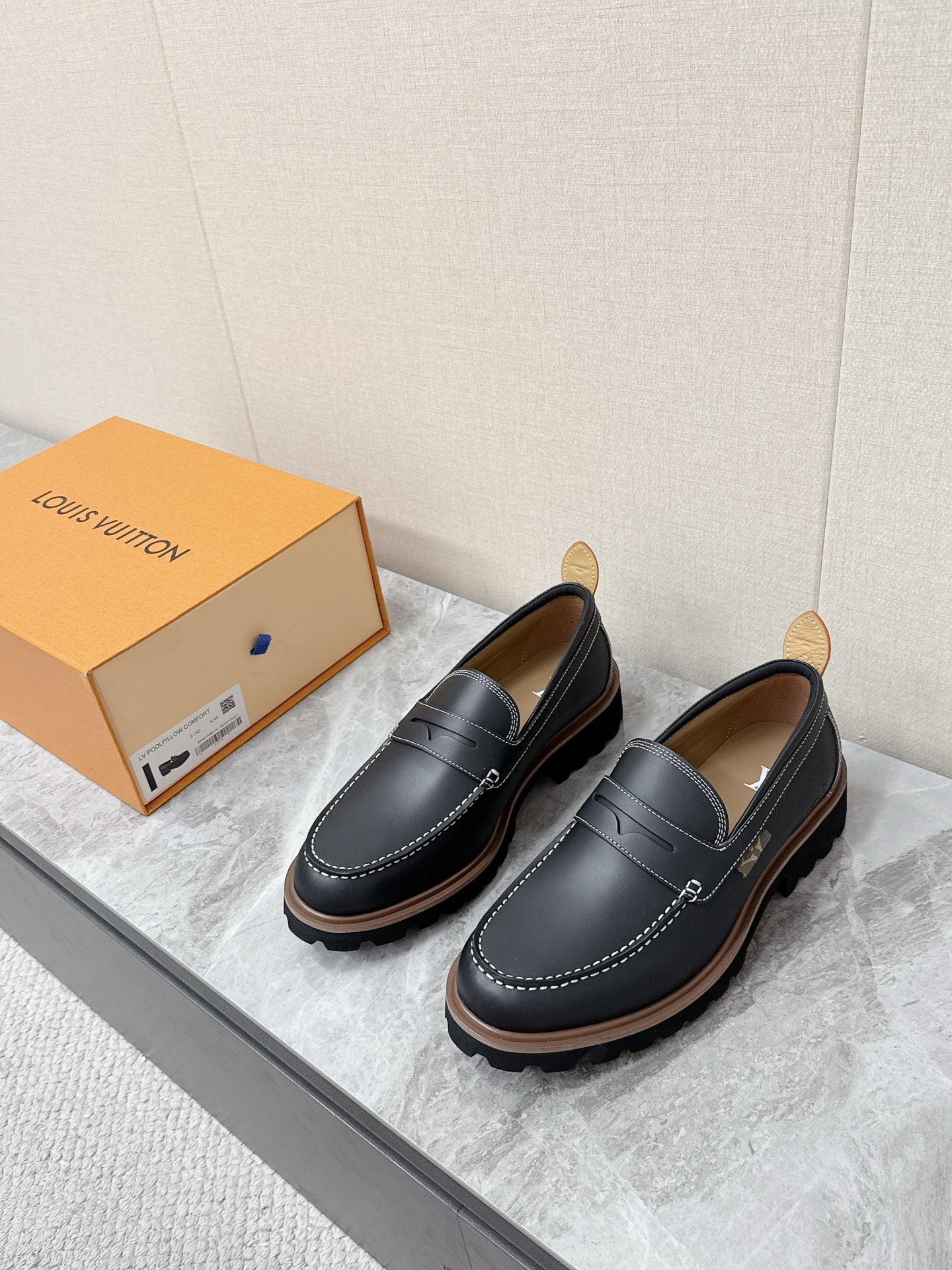 NO:779682,Louis Vuitton's latest embossed thick-soled Loaf leather shoes for spring and summer. Many celebrity Internet celebrities have planted grass. They belong to the brand's iconic 'work style derby shoes' series, which perfectly combines brand recognition and tough workwear texture. The Monogram presbyopia pattern is embossed on the whole body of the shoe, and some glossy models are solid-color smooth leather, showing luxury in a low-key style. The open placket design is easy to put on and take off, adapting to various foot types. The upper is imported calf leather.  The original molded serrated rubber outsole has strong traction and combines retro workwear feel with practicality. Size 39-45,,louis vuitton,louis vuitton,loafers,cowhide19860909Louis Vuitton路易威登春夏最新款压纹厚底乐福皮鞋 超多明星网红种草 属于品牌标志性的“工装风德比鞋”系列,完美融合了品牌辨识度与硬朗的工装质感 鞋身通体压印Monogram 老花图案,部分亮面款为纯色光皮,低调中尽显奢华 开放式鞋襟设计,穿脱方便,适配各种脚型 鞋面进口小牛皮 原版开模锯齿状橡胶大底 抓地力强 兼具复古工装感与实用性码数39-45,,louis vuitton,louis vuitton,loafers,cowhide,Men's shoes