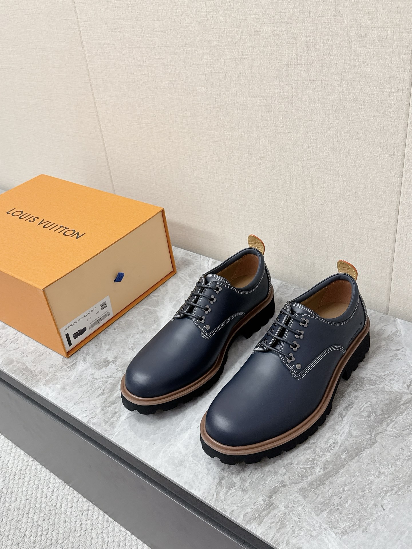 NO:779686,Louis Vuitton's latest embossed thick-soled Derby leather shoes for spring and summer. Many celebrity Internet celebrities have planted grass. They belong to the brand's iconic 'work style Derby shoes' series, which perfectly combines brand recognition and tough workwear texture. The Monogram presbyopia pattern is embossed on the whole body of the shoe, and some glossy models are solid-color smooth leather, showing luxury in a low-key style. Classic Derby shoes (Derby) shoes, open-sleeve design, easy to put on and take off, suitable for various foot types.  The upper is made of imported calfskin. The original open-molded serrated rubber outsole has strong grip and combines a retro workwear feel with practicality. Size 39-45,,louis vuitton,louis vuitton,cowhide19860909Louis Vuitton路易威登春夏最新款压纹厚底德比皮鞋 超多明星网红种草 属于品牌标志性的“工装风德比鞋”系列,完美融合了品牌辨识度与硬朗的工装质感 鞋身通体压印Monogram 老花图案,部分亮面款为纯色光皮,低调中尽显奢华 经典德比鞋（Derby）鞋型,开放式鞋襟设计,穿脱方便,适配各种脚型 鞋面进口小牛皮 原版开模锯齿状橡胶大底 抓地力强 兼具复古工装感与实用性码数39-45,,louis vuitton,louis vuitton,cowhide,Men's shoes