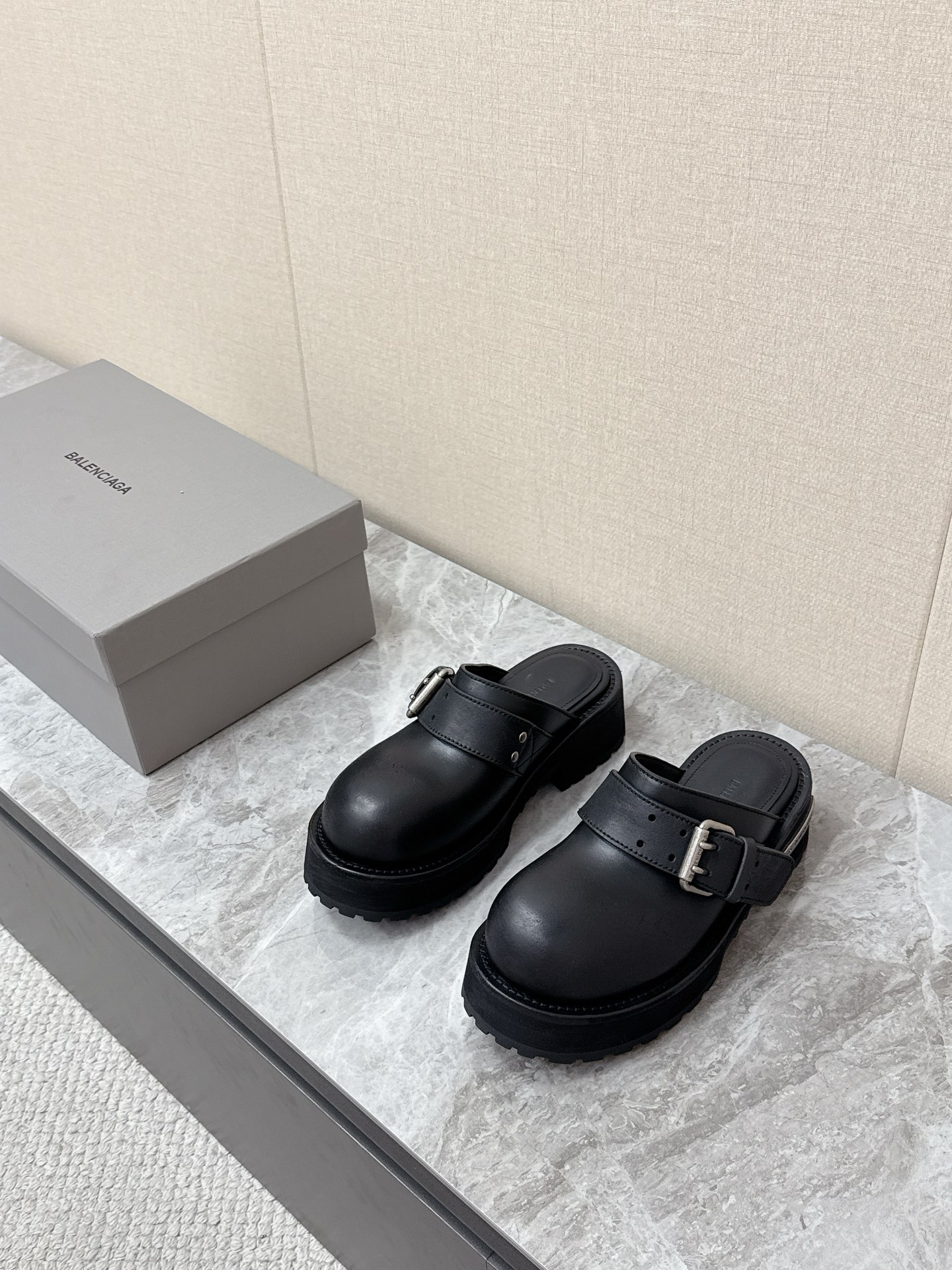 NO:780578,For men and women, Balenciaga's latest thick-soled metal buckle Mule Birkenstock slippers for spring and summer are popular with many celebrities. The upper is designed with an adjustable silver metal buckle. It is Balenciaga's iconic motorcycle style. The tightness can be adjusted according to the shape of the foot, and the fit is full. Classic Birkenstock shoe shape + Mule slipper structure, no heel slip-on design, easy to put on and take off, you can go out in one second, perfect for the brand's high street relaxation. 5cm thick-soled serrated outsole  Continuing the Balenciaga thick-soled family design, upper imported calfskin, original molded combination outsole size 35-45,,balenciaga,balenciaga,cowhide19860909女男 巴黎世家Balenciaga春夏最新款厚底金属扣穆勒勃肯拖 超多明星网红种草 鞋面采用可调节银色金属扣带设计 是巴黎世家标志性的机车风 可根据脚型调整松紧,适配度拉满 经典勃肯鞋型+穆勒拖结构,无后跟套脚设计,穿脱方便,一秒出门,完美契合品牌的高街松弛感 5cm厚底锯齿大底 延续巴黎世家厚底家族设计鞋面进口小牛皮 原版开模组合大底 size35-45,,balenciaga,balenciaga,cowhide,Men's shoes