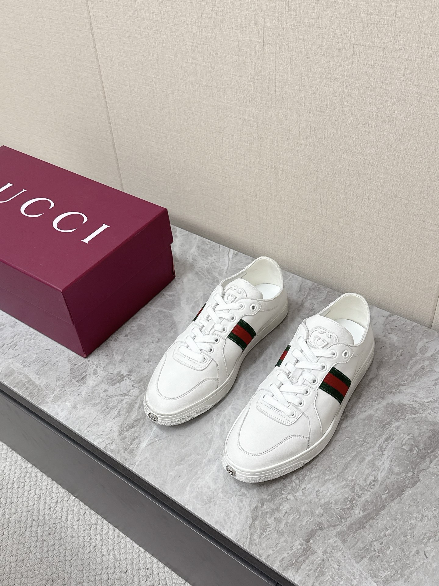 NO:780584,Gucci's latest spring and summer catwalk casual shoes for couples. Many celebrities have planted their shoes. Designer Demna's first show is a sincere work. Perfectly blending retro luxury and modern practicality, it is a versatile choice for men and women. The side of the shoe is decorated with the brand's classic red and green webbing, which is derived from the color of the equestrian saddle. It is one of Gucci's most recognizable symbols, with its own retro elegance.  Double G hardware/embossed tongue, toe, and outsole are embellished with Double G interlocking logos, and the details highlight the brand identity. Imported calfskin for the upper. Original molded outsole. Size: 35-40 for women, 39-45 for men, gucci, gucci, cowhide19860909Gucci古驰春夏最新走秀款情侣休闲鞋 超多明星网红种草 设计师Demna首秀诚意之作 完美融合复古奢华与现代实穿性,是男女同款的百搭选择 鞋身侧面装饰品牌经典的红绿织带,源自马术马鞍的配色,是古驰最具辨识度的符号之一,自带复古贵气 双G五金/压纹鞋舌、鞋头、大底处点缀双G互扣式logo,细节处彰显品牌身份 鞋面进口小牛皮 原版开模大底码数女35-40 男39-45,,gucci,gucci,cowhide,Men's shoes
