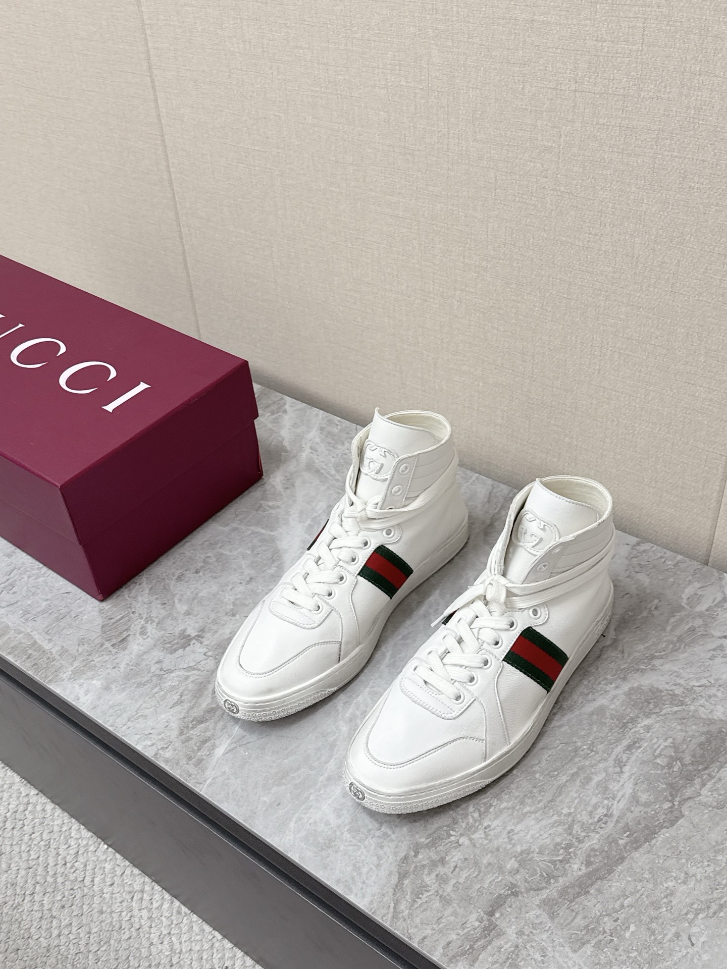 NO:780590,Gucci's latest spring and summer catwalk style, casual high-tops for couples. Many celebrities and Internet celebrities have planted grass. Designer Demna's first show is a sincere work. Perfectly blending retro luxury and modern practicality, it is a versatile choice for men and women. The side of the shoe body is decorated with the brand's classic red and green webbing, which comes from the color of the equestrian saddle. It is one of Gucci's most recognizable symbols, with its own retro elegance.  Double G hardware/embossed tongue, toe, and outsole are embellished with Double G interlocking logos, and the details highlight the brand identity. Imported calfskin for the upper. Original molded outsole. Size: 35-40 for women, 39-45 for men, gucci, gucci, cowhide19860909Gucci古驰春夏最新走秀款情侣休闲高帮 超多明星网红种草 设计师Demna首秀诚意之作 完美融合复古奢华与现代实穿性,是男女同款的百搭选择 鞋身侧面装饰品牌经典的红绿织带,源自马术马鞍的配色,是古驰最具辨识度的符号之一,自带复古贵气 双G五金/压纹鞋舌、鞋头、大底处点缀双G互扣式logo,细节处彰显品牌身份 鞋面进口小牛皮 原版开模大底码数女35-40 男39-45,,gucci,gucci,cowhide,Men's shoes