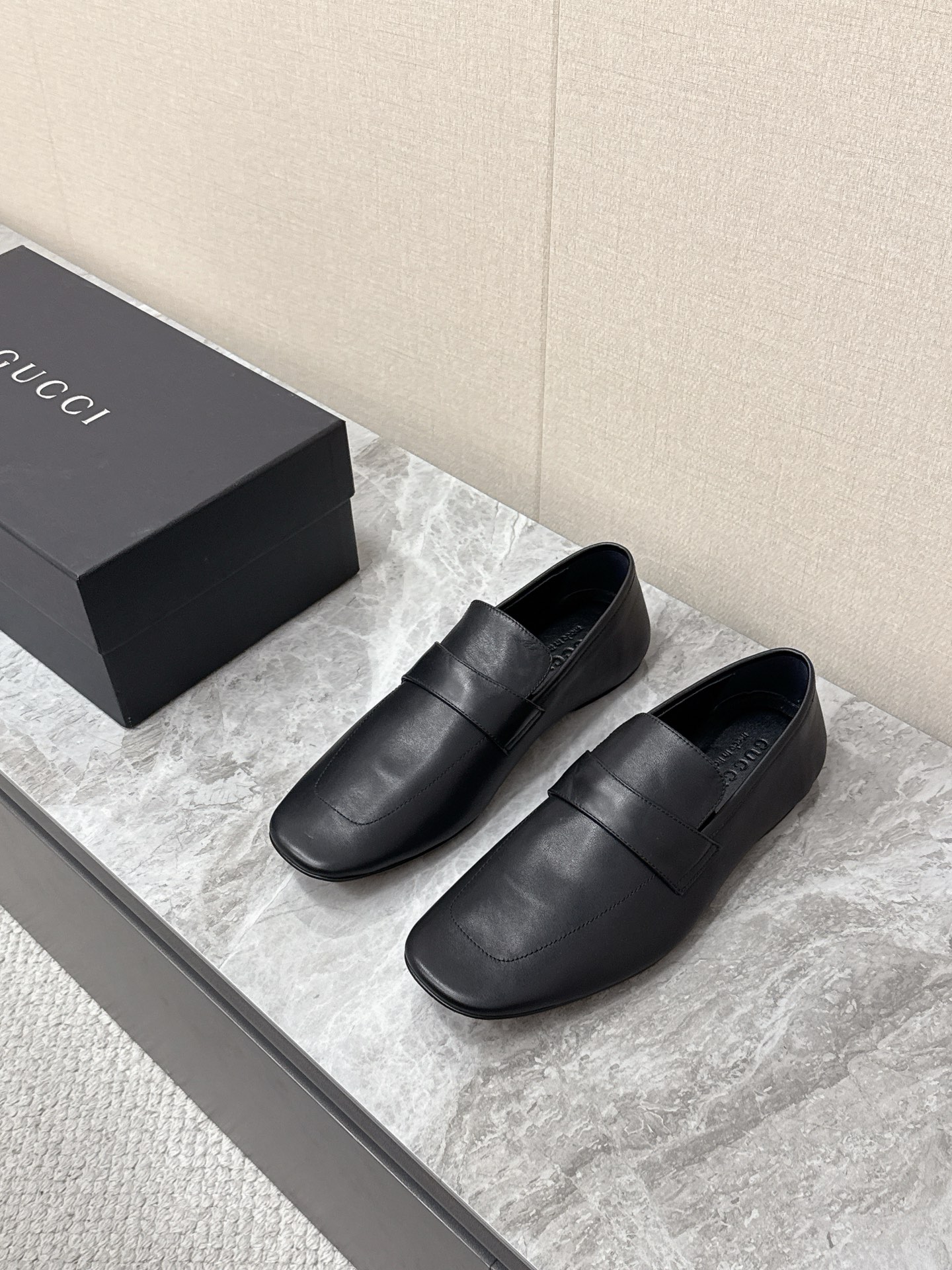NO:781210,Gucci Gucci's latest spring and summer catwalk couple's horsebit square-toe loafers. Many celebrity Internet celebrities have planted grass. The details of authentic purchases are perfectly reproduced. Designer Demna's sincere work is a representative work that combines the brand's classic equestrian elements with modern design. The silver metal horsebit on the shoe body is Gucci's brand symbol. It originates from the brand's equestrian heritage in the 1950s and is the most recognizable design element. It adopts a retro square toe + flat bottom structure.  Can be worn as a heel as a mules, taking into account both style and comfort. The upper is customized with GG presbyopic canvas and imported calfskin. Mixed sheepskin lining has a high-end texture. Minimalist design makes it more neat. Minimalist style for commuting. Italian genuine leather outsole. Size 35-40 for women and 39-45 for men. Gucci, gucci, loafers, cowhide, sheepskin, Leather soles19860909Gucci古驰春夏最新走秀情侣款马衔扣方头乐福鞋 超多明星网红种草 正品购入细节完美复刻 设计师Demna诚意之作 是品牌经典马术元素与现代设计结合的代表作 鞋身的银色金属马衔扣是Gucci的品牌符号,源自品牌1950年代的马术传承,是识别度最高的设计元素 采用复古方头+平底结构 可踩跟当穆勒鞋穿,兼顾造型感与舒适度 鞋面定制GG老花帆布进口小牛皮 混种羊皮里 质感高级 极简设计 更显利落 通勤极简风穿搭 意大利真皮大底Size女35-40 男39-45,,gucci,gucci,loafers,cowhide,sheepskin,Leather soles,Men's shoes