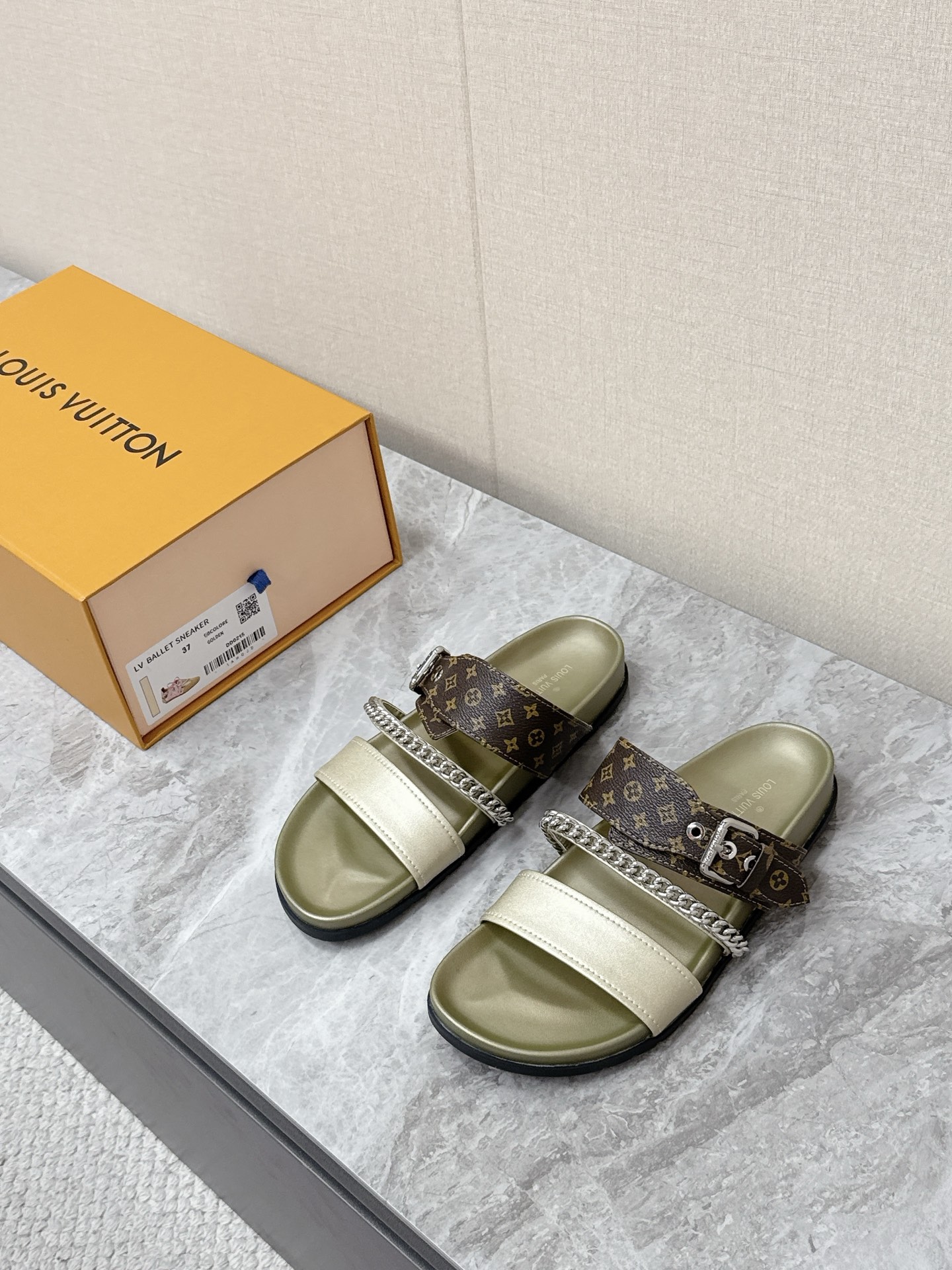 NO:781905,Louis Vuitton's latest couple's chain sandals for spring and summer. Many celebrity Internet celebrities have planted grass. They are designed with double-wide laces and are equipped with adjustable metal buckles, taking into account the fit and convenience of putting on and taking off. The main body of the laces is spliced with LV Monogram presbyopic canvas/leather, supplemented by metal chain decoration.  It has both a retro feel and a fashionable feel. It is a highly recognizable style of the brand. Original open-molded rubber non-slip outsole. Size female 35-40 male 39-45,, louis vuitton, louis vuitton, louis vuitton19860909路易威登Louis Vuitton 春夏最新情侣款链条凉拖 超多明星网红种草 采用双宽鞋带设计,搭配可调节金属搭扣,兼顾贴合度与穿脱便利性鞋带主体拼接LV Monogram 老花帆布/皮革,辅以金属链条装饰 兼具复古感与时尚度,是品牌辨识度极高的款式原版开模橡胶防滑大底Size女35-40男39-45,,louis vuitton,louis vuitton,louis vuitton,Men's shoes