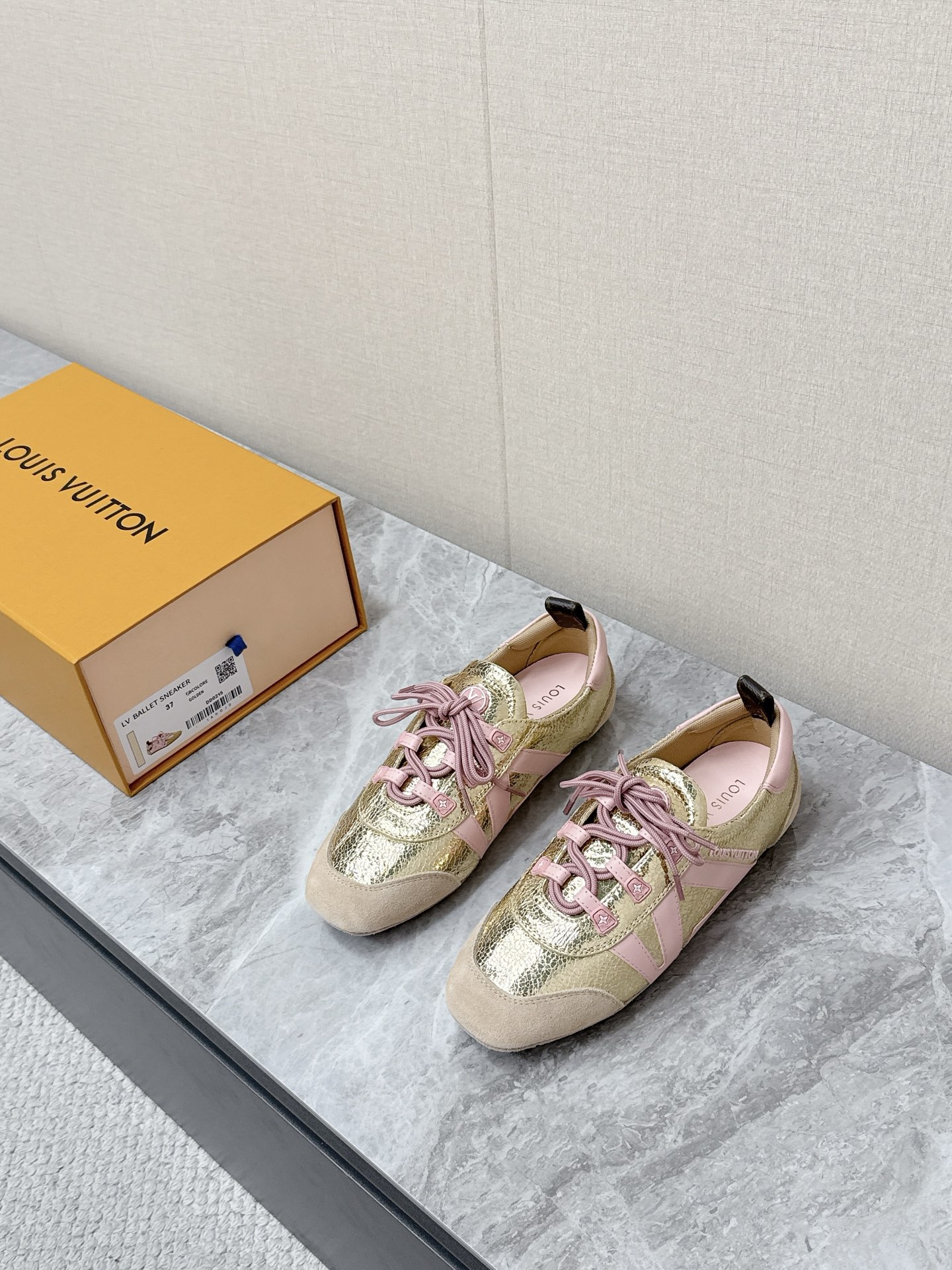 NO:781843,Louis Vuitton Louis Vuitton donkey brand spring and summer Sneakerina series ballet sneakers, moral training shoes, flat shoes. Purchased three original pairs to develop perfect replicas of Sneakerina. Ballet style sneakers are made of silky suede cow leather to create smooth lines. They have the light structure of ballet shoes and the comfortable texture of sneakers. The LV logo on the side and the Monogram canvas back strap are rich in details. Sacchetto craftsmanship and TPU outsoles upgrade the soft wearing experience.  Bottom thickness 1.5CM Fabric: Original custom-made imported first-layer cowhide, original custom-made breathable mesh lining, sole, original open-molded injection molded TPU material19860909Louis Vuitton路易威登驴牌春夏Sneakerina系列 芭蕾运动鞋 德训鞋 平底鞋 原版三对购入开发完美复刻Sneakerina 芭蕾风运动鞋以丝滑绒面牛皮革塑造流畅线条 兼具芭蕾舞鞋的轻盈构型和运动鞋的舒适质感.侧面 LV 标识和Monogram 帆布后袢带丰富细节,Sacchetto 工艺和 TPU 外底升级轻柔穿着体验 底厚1.5CM 面料:原版定制进口头层牛皮 内里原版定制透气网里鞋底原版开模注塑TPU材质Size:35-42（41 42定制）,,louis vuitton,louis vuitton,louis vuitton,louis vuitton,flats,sneakers,cowhide,Men's shoes