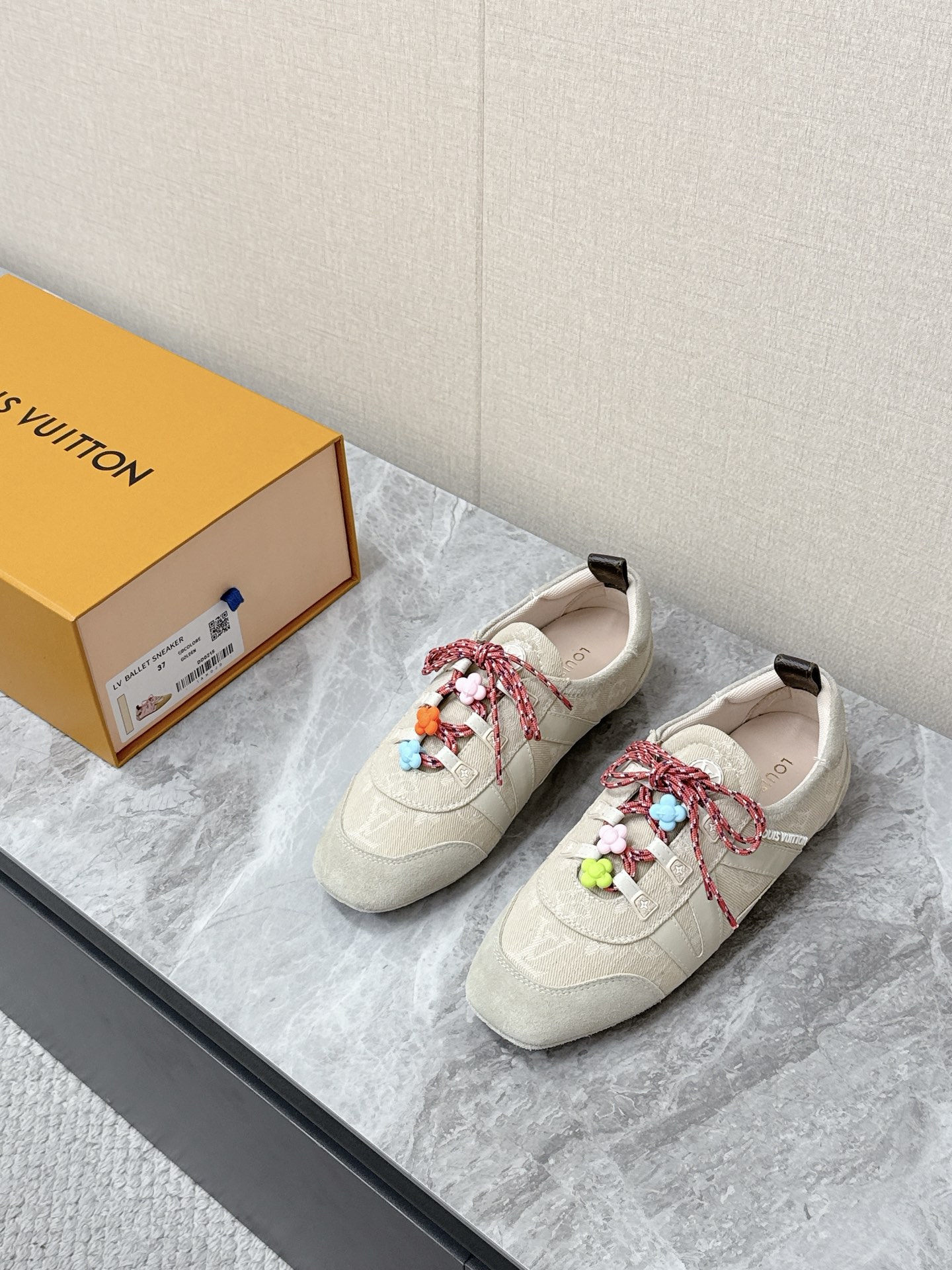 NO:783594,Accessories 20 Louis Vuitton's latest spring and summer colorful beaded ballet-style moral training shoes. There are many celebrity Internet celebrities. The shoelaces are matched with colorful three-dimensional flowers. The beading details present a hand-stitched random texture, which strengthens the girlishness and uniqueness. Denim denim + suede splicing, retro denim style, with an American retro atmosphere.  Original open mold TPU injection molded large base cabinet complete package Size35-42 (40 41 42 non-returnable) 6, casual shoes/sports shoes, louis vuitton, louis vuitton, sneakers, chamois leather19860909配饰20 路易威登Louis Vuitton春夏最新款彩色串珠芭蕾风德训鞋 超多明星网红种草 鞋带上搭配了彩色立体小花 圆珠串珠 串珠细节呈现手工缝制的随性肌理 强化了少女感与独特性 丹宁牛仔布 + 麂皮拼接 复古丹宁风 自带美式复古氛围感 原版开模TPU注塑大底柜柜全套包装Size35-42（40 41 42不退换）6,休闲鞋/运动鞋,louis vuitton,louis vuitton,sneakers,chamois leather,Women's Shoes