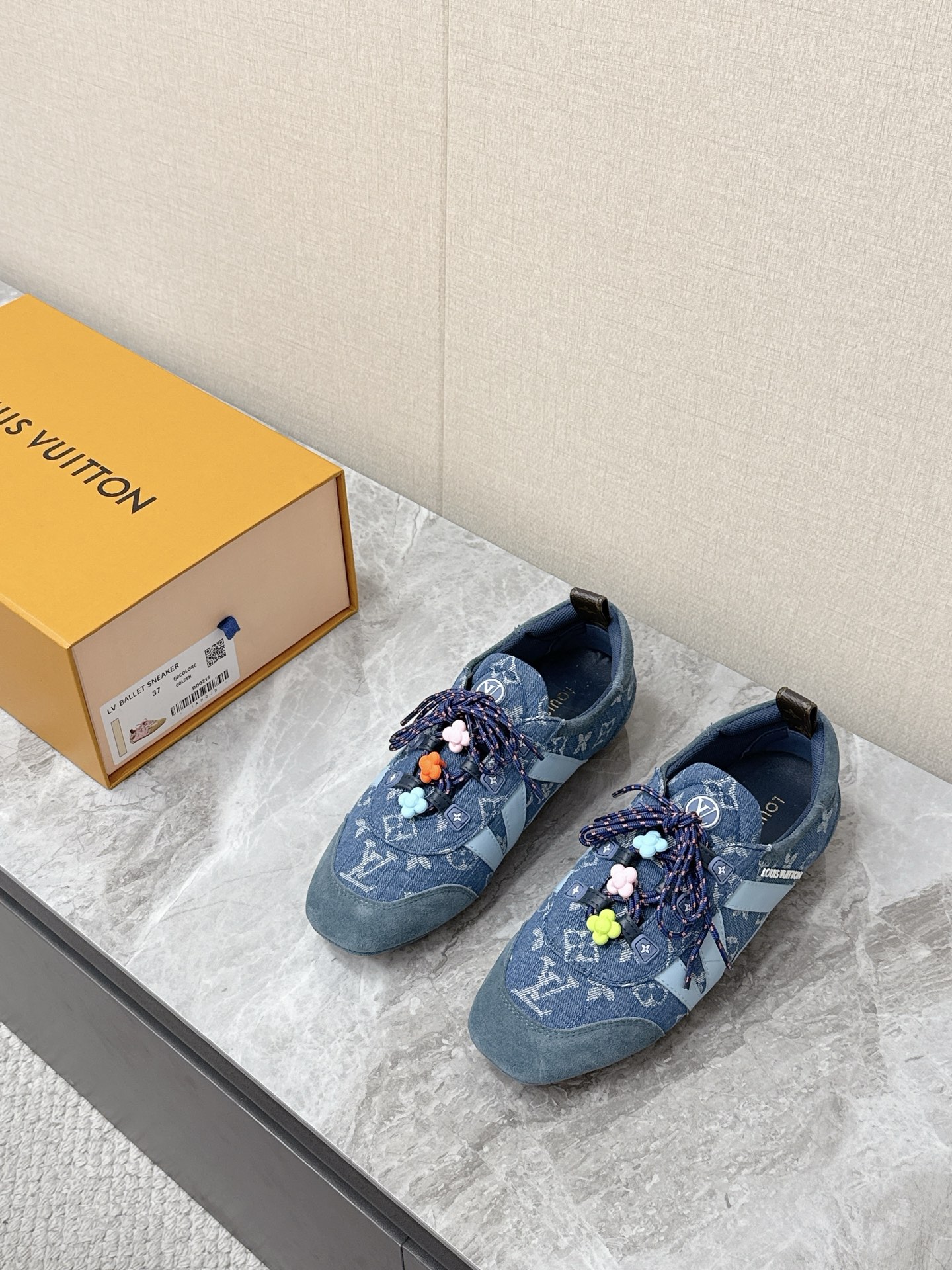 NO:783675,Accessories 20 Louis Vuitton's latest spring and summer colorful beaded ballet-style moral training shoes. There are many celebrity Internet celebrities. The shoelaces are matched with colorful three-dimensional flowers. The beading details present a hand-stitched random texture, which strengthens the girlishness and uniqueness. Denim denim + suede splicing, retro denim style, with an American retro atmosphere.  Original open mold TPU injection molded large base cabinet complete package Size35-42 (40 41 42 non-returnable) 6, casual shoes/sports shoes, louis vuitton, louis vuitton, sneakers, chamois leather19860909配饰20 路易威登Louis Vuitton春夏最新款彩色串珠芭蕾风德训鞋 超多明星网红种草 鞋带上搭配了彩色立体小花 圆珠串珠 串珠细节呈现手工缝制的随性肌理 强化了少女感与独特性 丹宁牛仔布 + 麂皮拼接 复古丹宁风 自带美式复古氛围感 原版开模TPU注塑大底柜柜全套包装Size35-42（40 41 42不退换）6,休闲鞋/运动鞋,louis vuitton,louis vuitton,sneakers,chamois leather,Women's Shoes
