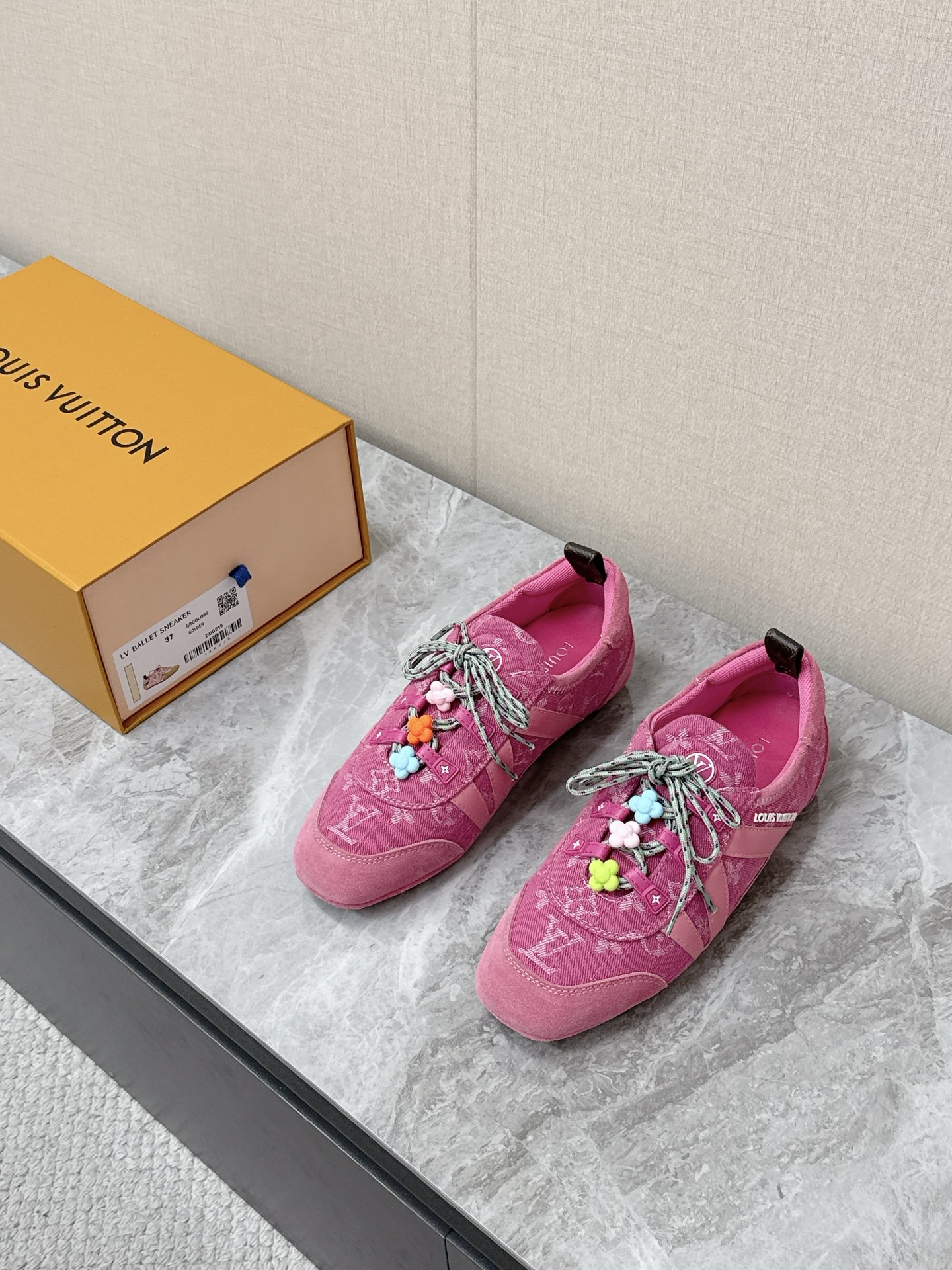 NO:781850,Accessories 20 Louis Vuitton's latest spring and summer colorful beaded ballet-style moral training shoes. There are many celebrity Internet celebrities. The shoelaces are matched with colorful three-dimensional flowers. The beading details present a hand-stitched random texture, which strengthens the girlishness and uniqueness. Denim denim + suede splicing, retro denim style, with an American retro atmosphere.  Original open mold TPU injection molded large base cabinet complete package size 35-42 (40 41 42 non-returnable), louis vuitton, louis vuitton, chamois leather19860909配饰20 路易威登Louis Vuitton春夏最新款彩色串珠芭蕾风德训鞋 超多明星网红种草 鞋带上搭配了彩色立体小花 圆珠串珠 串珠细节呈现手工缝制的随性肌理 强化了少女感与独特性 丹宁牛仔布 + 麂皮拼接 复古丹宁风 自带美式复古氛围感 原版开模TPU注塑大底柜柜全套包装Size35-42（40 41 42不退换）,,louis vuitton,louis vuitton,chamois leather,Men's shoes