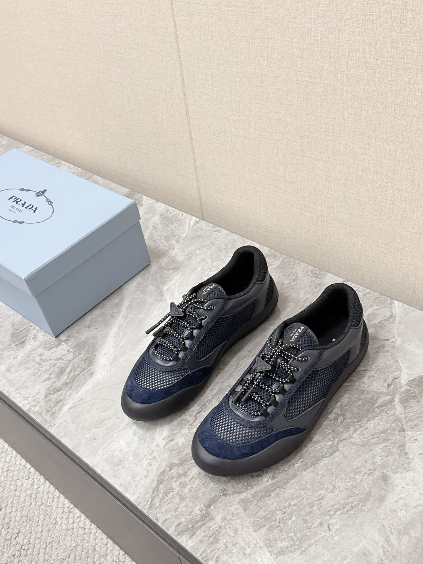 NO:781864,Men's 10 Prada's latest spring and summer couple's mesh breathable moral casual shoes. Many celebrity Internet celebrities have planted grass. It is the brand's iconic retro sports style item. It perfectly combines breathable design and fashion sense. It is a versatile luxury shoe for spring and summer commuting and daily outings. The tongue/laces are decorated with the brand's classic Prada inverted triangle metal logo. It is highly recognizable and low-key to highlight the brand identity. It is made of high-density breathable mesh fabric.  Paired with suede/cow leather splicing, it is breathable and not stuffy, suitable for summer wear. It also modifies the shape of your feet. Original molded rubber outsole. Size: 35-40 for women, 39-44 for men, prada, prada, cowhide, chamois leather19860909男装10 Prada普拉达春夏最新情侣款网眼透气德训休闲鞋 超多明星网红种草 是品牌标志性的复古运动风单品 完美融合了透气设计与时尚感 是春夏通勤 日常出街的百搭奢品鞋履 鞋舌/鞋带处装饰品牌经典的Prada倒三角金属logo 辨识度拉满 低调彰显品牌身份 采用高密透气网眼面料 搭配麂皮/牛皮拼接,透气不闷脚,适合夏日穿着,同时修饰脚型原版开模橡胶大底码数女35-40 男39-44,,prada,prada,cowhide,chamois leather,Men's shoes