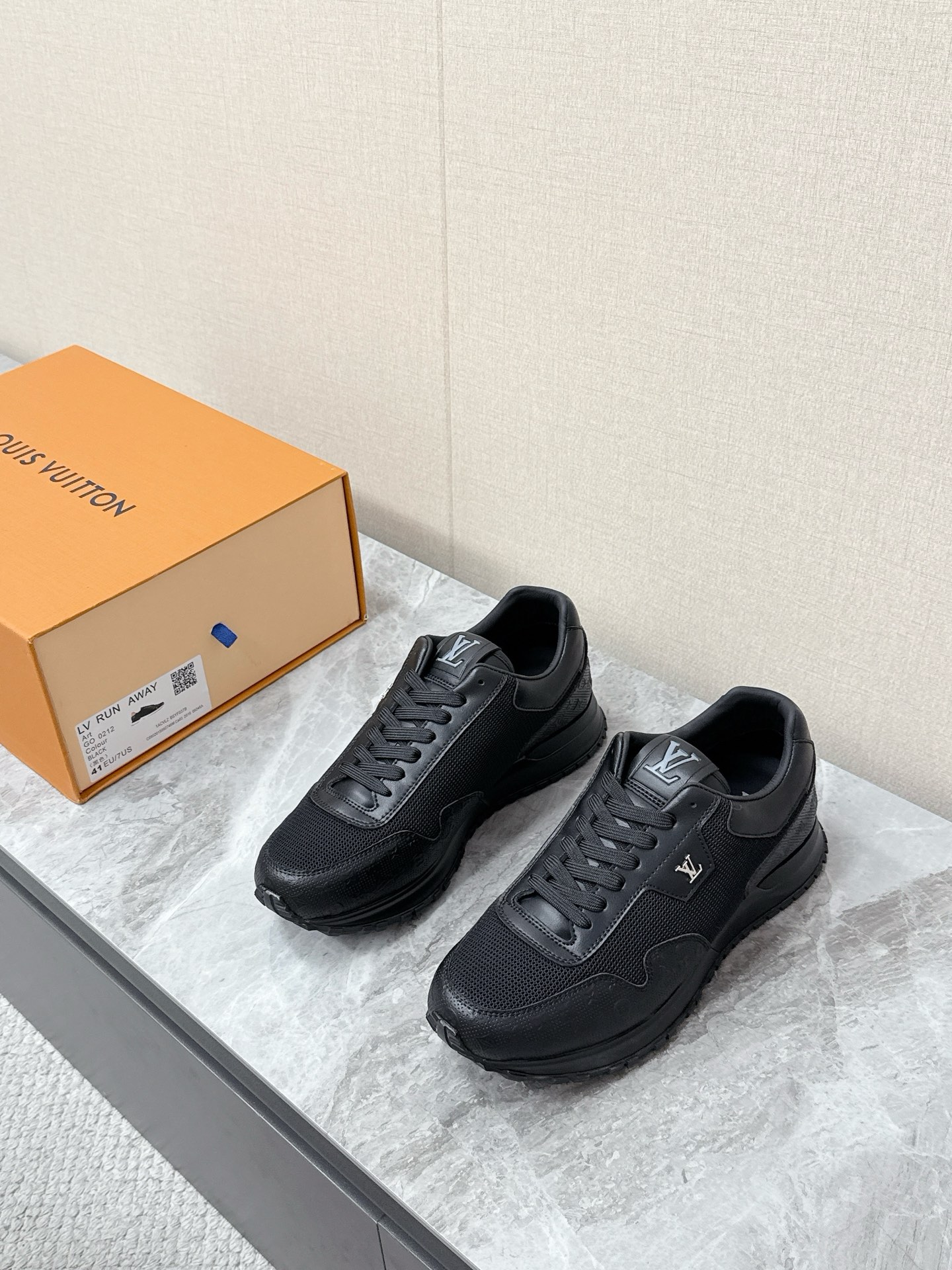 NO:781870,Louis Vuitton's latest sports shoes for spring and summer are planted by many celebrities. Based on retro basketball shoes, they are designed with full leather embossed presbyopia. The large LV logo on the tongue is an iconic feature and is also the evergreen model of the brand. It is made of Monogram grained cow leather and mesh cloth splicing. Some styles incorporate embossed presbyopia, perforated leather and other details. Original open molded outsole Size 38-45 (38 and 45 are non-refundable), Louis Vuitton  vuitton,louis vuitton,louis vuitton,sneakers,cowhide19860909路易威登Louis Vuitton春夏最新款运动鞋 超多明星网红种草 以复古篮球鞋为原型,采用全皮面压纹老花设计,鞋舌大LV标是标志性特征,也是品牌的常青款采用 Monogram 粒面牛皮革 网眼布拼接 部分款式融入压纹老花、穿孔皮革等细节原版开模大底Size38-45（38 45不退换）,,louis vuitton,louis vuitton,louis vuitton,sneakers,cowhide,Men's shoes