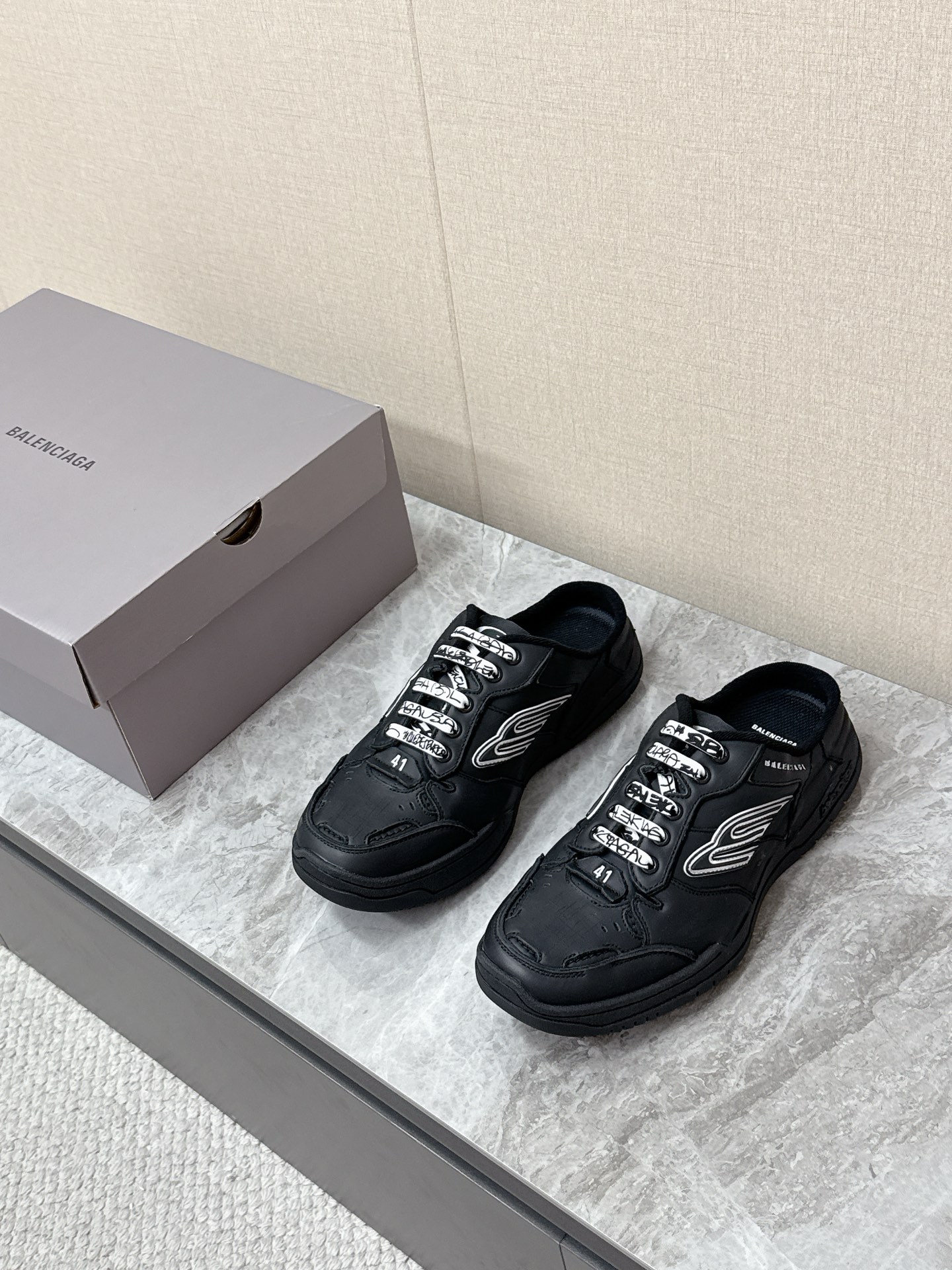 NO:782158,BaLenciaga Balenciaga's latest spring and summer Hamp tons couple sports half-slippers. Many celebrity Internet celebrities have planted grass. It is based on classic shoes. The highly recognizable B logo on the side creates a streamlined silhouette. The upper uses an asymmetric tailoring design supplemented by raw edges. It is full of old traces. The frayed edges expose stitching. Loose stitching and car hole marks in details.  The scratch marks and asymmetric design create a retro and casual atmosphere. The crow-like brand logo on the outside of the shoelaces and the curved toe structure bring out the uninhibitedness and personality of DIY, highlighting the unique handmade texture and recreating the model of casual aesthetics. The fabric is original imported first-layer cowhide, short velvet lining, and the sole is original molded rubber combination outsole Size: 35-40  Male 39-45,,balenciaga,balenciaga,balenciaga,slippers,cowhide19860909BaLenciaga巴黎世家最新春夏款Hamp tons情侣运动半拖鞋   超多明星网红种草 它以经典鞋履为原型 侧面极具辨识度的巴黎家B标志 打造流线型轮廓 鞋面釆用不对称剪裁设计辅以毛边 满是做旧痕迹 磨损边缘外露缝线 细节处松脱的缝线以及车孔痕辸 刮擦痕辸与不对称设计营造出复古随性氛围.鞋带外途鸦式品牌标识与弯曲鞋头结构、自带DIY的不羁与个性 彰显独具一格的手工质感、再造休闲美学典范 面料原版进口头层牛皮 内里短绒布 鞋底原版开模橡胶组合大底Size:35—40 男39-45,,balenciaga,balenciaga,balenciaga,slippers,cowhide,Men's shoes