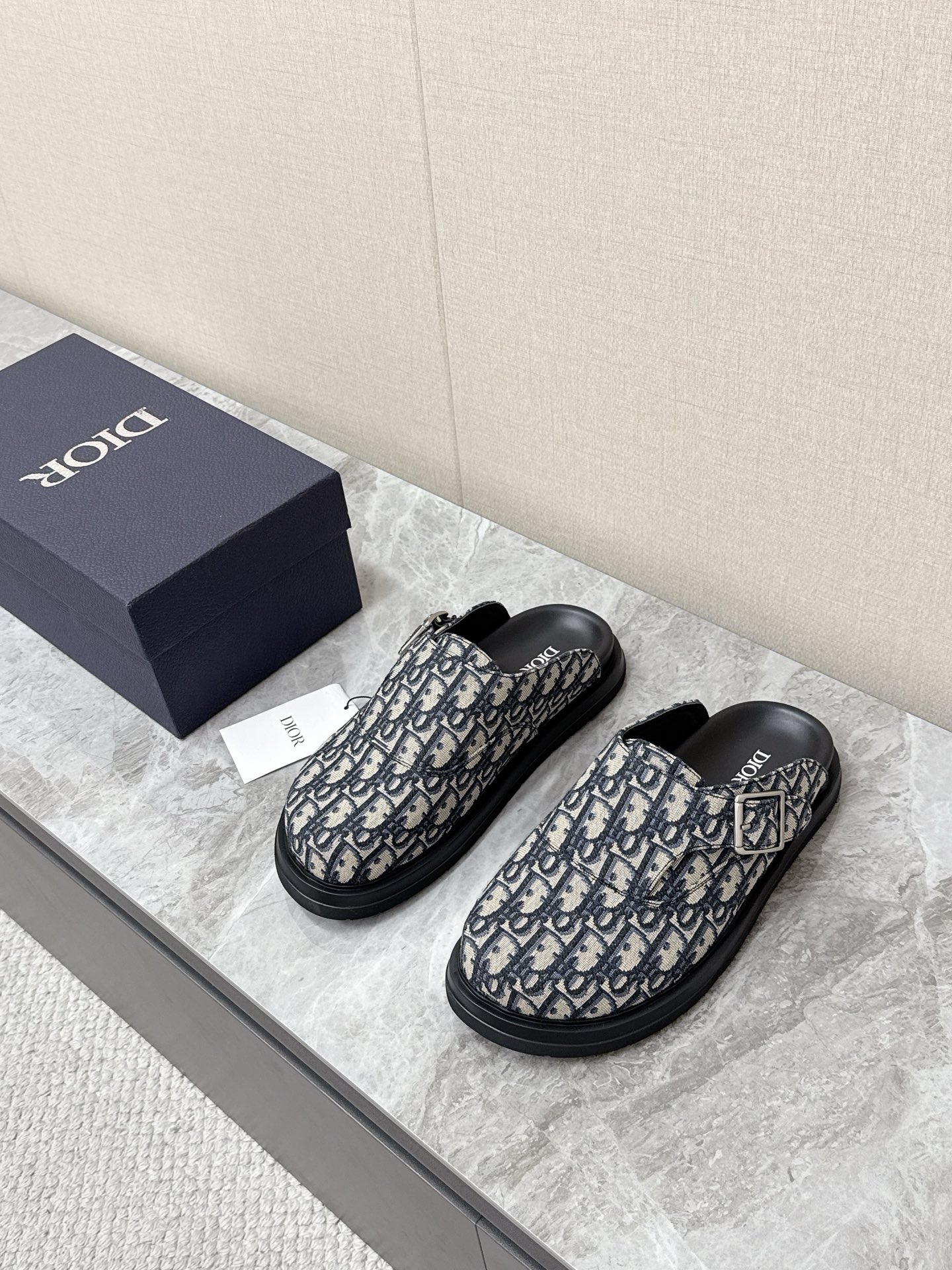 NO:782164,Dior's latest spring and summer Aqua Mule toe-cap semi-trailer. There are many celebrity Internet celebrities. The upper is made of Dior's classic Dior Oblique jacquard presbyopia fabric, which is very recognizable. The shoe body is equipped with adjustable straps and is decorated with a metal buckle engraved with the Dior logo. It can adjust the fit and strengthen the brand texture. Toe-toe design  Taking into account both protection and leisure, original molded rubber + EVA composite non-slip outsole, size 39-45,, dior, dior19860909迪奥 Dior春夏最新款Aqua穆勒包头半拖 超多明星网红种草 鞋面采用迪奥经典的 Dior Oblique 提花老花面料辨识度拉满 鞋身配备可调节袢带,饰有镌刻Dior标识的金属搭扣 既可以调整贴合度 也强化了品牌质感 包头设计 兼顾防护性与休闲感原版开模橡胶+EVA复合防滑大底码数39-45,,dior,dior,Men's shoes