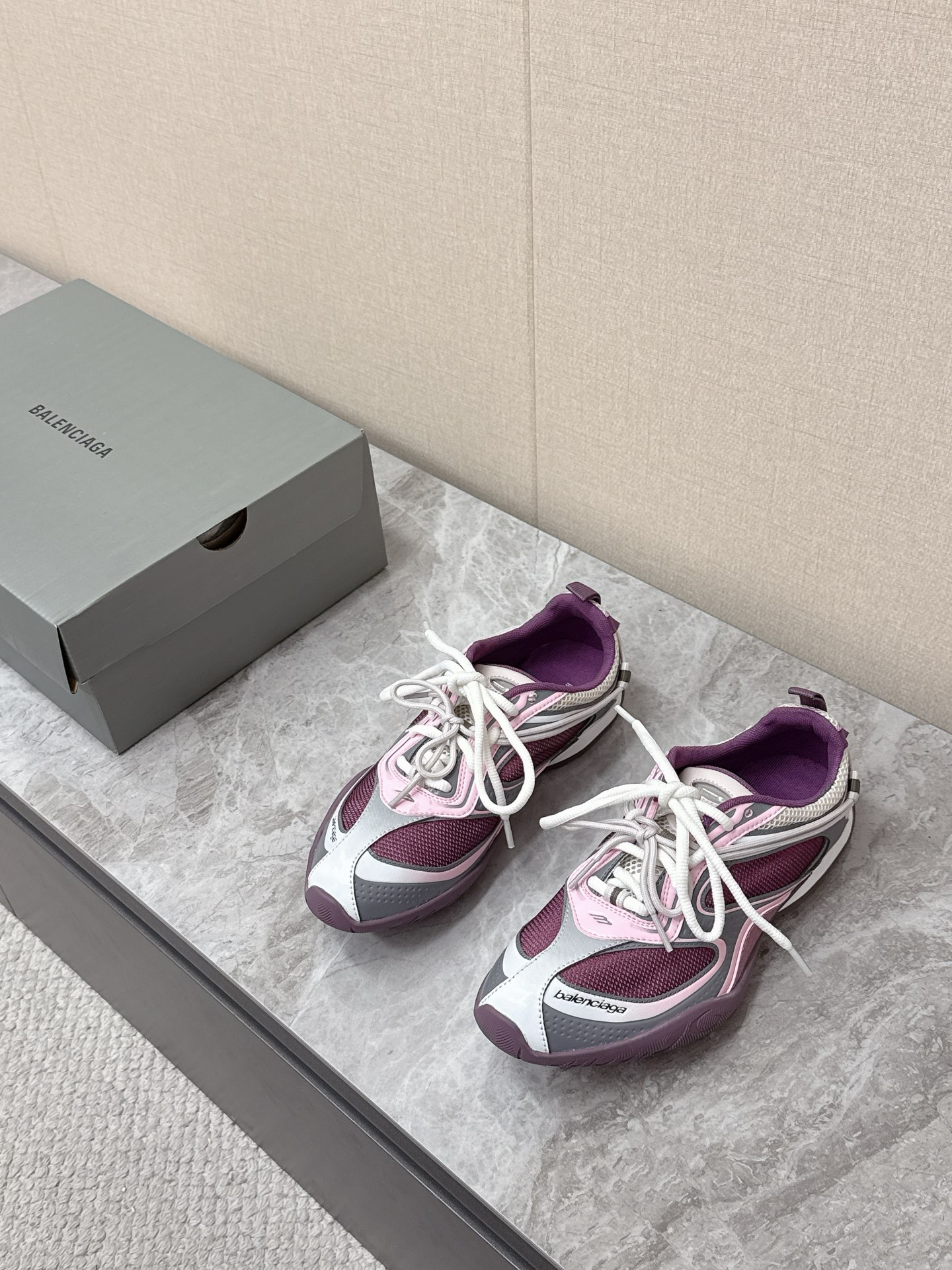NO:782545,Men's wear 10 Balenciaga's latest spring and summer couples' sneakers, many celebrities and Internet celebrities have planted grass. This is Balenciaga's 26-year-old new Radar Gradient series of retro functional running shoes. Designed under the leadership of the brand's new creative director Pierpaolo Piccioli, it subverts the brand's past heavy dad shoe style. It is extremely thin and close to the ground. It restores the silhouette of millennium racing running shoes. It focuses on the 'second skin' to fit the foot and abandons the brand's iconic thick sole structure.  Lightweight, low-cut streamlined shape, retro aged gradient color scheme, breathable mesh fabric spliced with polyurethane structure, both breathable and supportive, original molded combination TPU outsole, Size female 35-40, male 39-45,,balenciaga,balenciaga,sneakers19860909男装10 Balenciaga巴黎世家春夏最新情侣款 运动鞋 超多明星网红种草 这是巴黎世家26年全新Radar Gradient系列复古机能跑鞋 由品牌新任创意总监Pierpaolo Piccioli主导设计 颠覆品牌过往厚重老爹鞋风格 极致纤薄贴地鞋身 还原千禧年竞速跑鞋轮廓 主打「第二层肌肤」贴合脚感 摒弃品牌标志性厚底结构 轻量化低帮流线造型 复古做旧渐变配色 网眼透气面料拼接聚氨酯结构,兼顾透气与支撑包裹原版开模组合TPU大底Size女35-40 男39-45,,balenciaga,balenciaga,sneakers,Men's shoes