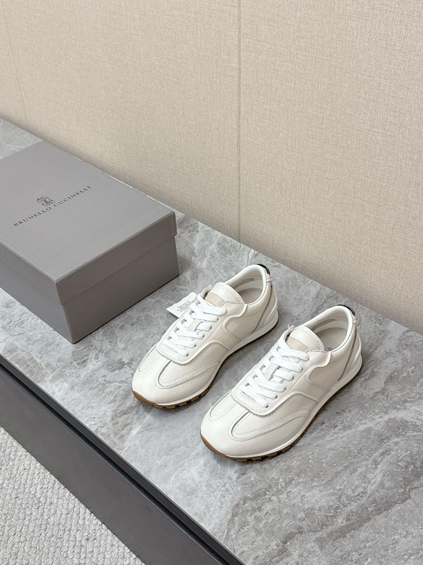 NO:782778,Brunello Cucinelli's latest spring and summer couple retro Forrest Gump shoes and sports shoes. There are many celebrities and internet celebrities. BC brand 'King of Cashmere' focuses on Italian minimalism, low-key luxury 'old money style' design, with top leather and handcrafts as the core. It is a representative brand of high-end casual wear. Classic retro Forrest Gump shoes (jogging shoes) + moral training shoes fusion version with slender and elegant lines. Made of pebbled first-layer cowhide/tumbled grain calfskin.  Some models are spliced suede. The texture is delicate and soft. Simple solid color design. No superfluous decoration. Perfectly fits the low-key luxury of 'old money style'. Original model large bottom size. Female 35-40, male 39-45, brunello cucinelli, sneakers, cowhide, chamois leather19860909Brunello Cucinelli春夏最新情侣款复古阿甘鞋 运动鞋 超多明星网红种草 BC品牌「山羊绒之王」 主打意式极简 低调奢华的「老钱风」设计 以顶级皮革 手工工艺为核心 是高端休闲穿搭的代表品牌 经典复古阿甘鞋（慢跑鞋）+ 德训鞋融合版型 线条修长秀气 采用荔枝纹头层牛皮/摔纹小牛皮 部分款拼接麂皮 质感细腻柔软 简约纯色设计 无多余装饰 完美契合「老钱风」的低调奢华 原版开模大底码数女35-40 男39-45,,brunello cucinelli,sneakers,cowhide,chamois leather,Men's shoes