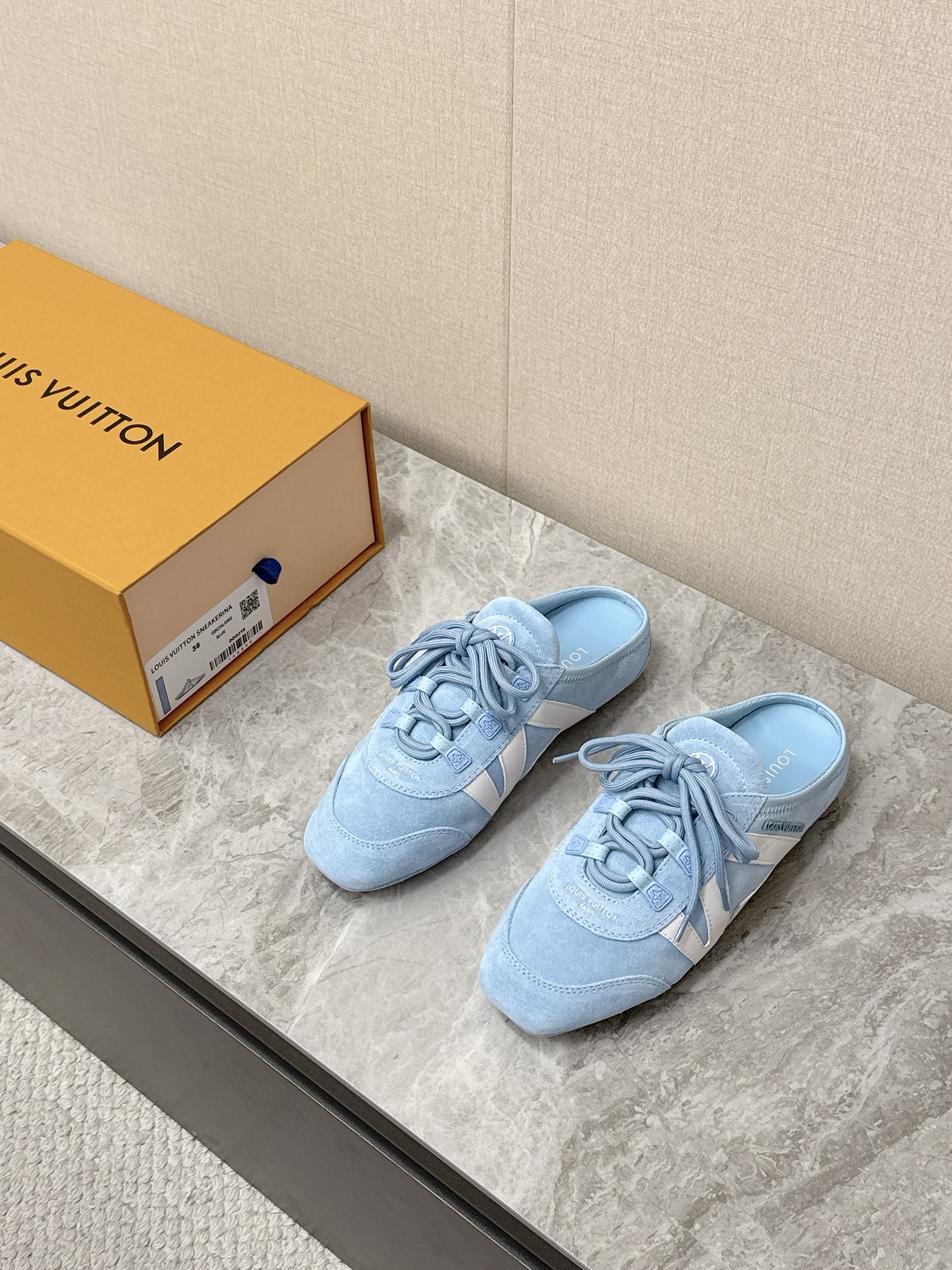 NO:783547,Louis Vuitton Louis Vuitton donkey brand spring and summer Sneakerina series ballet flats and half-slippers. Purchase three pairs of the original version to develop a perfect replica of Sneakerina. Ballet-style sneakers are made of silky suede cow leather to create smooth lines. They have the light structure of ballet shoes and the comfortable texture of sneakers. The LV logo on the side and the Monogram canvas back strap are rich in details. Sacchetto craftsmanship and TPU outsoles are upgraded for a soft wearing experience. The sole thickness is 1.5CM.  Fabric: Original custom-made imported first-layer cowhide, original custom-made breathable mesh lining, original open-molded injection molded TPU material19860909Louis Vuitton路易威登驴牌春夏Sneakerina系列 芭蕾舞鞋平底半拖 原版三对购入开发完美复刻Sneakerina 芭蕾风运动鞋以丝滑绒面牛皮革塑造流畅线条 兼具芭蕾舞鞋的轻盈构型和运动鞋的舒适质感.侧面 LV 标识和Monogram 帆布后袢带丰富细节,Sacchetto 工艺和 TPU 外底升级轻柔穿着体验 底厚1.5CM 面料:原版定制进口头层牛皮 内里原版定制透气网里鞋底原版开模注塑TPU材质Size:35-42（41 42定制）6,休闲鞋/运动鞋半拖,louis vuitton,louis vuitton,louis vuitton,louis vuitton,sneakers,cowhide,Women's Shoes