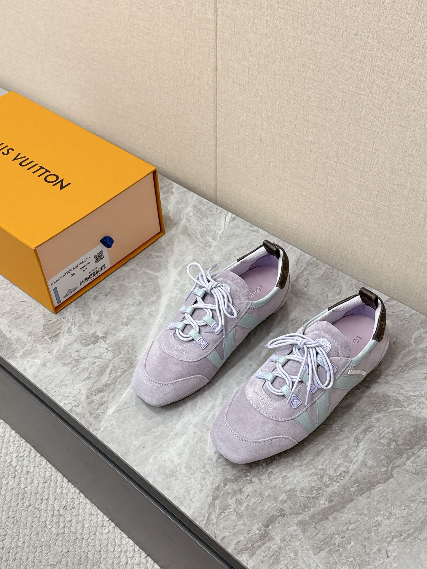 NO:783632,Louis Vuitton Louis Vuitton Spring and Summer Sneakerina Series Ballet Shoes Flat Shoes Three original pairs were purchased to develop a perfect replica of Sneakerina. Ballet style sneakers are made of silky suede cow leather to create smooth lines. They have the light structure of ballet shoes and the comfortable texture of sneakers. The LV logo on the side and the Monogram canvas back strap are rich in details, Sacchetto craftsmanship and TPU outsoles are upgraded for a soft wearing experience. The sole thickness is 1.5CM  Fabric: Original custom-made imported first-layer cowhide, original custom-made breathable mesh lining, original open-molded injection molded TPU material19860909Louis Vuitton路易威登驴牌春夏Sneakerina系列 芭蕾舞鞋 平底鞋 原版三对购入开发完美复刻Sneakerina 芭蕾风运动鞋以丝滑绒面牛皮革塑造流畅线条 兼具芭蕾舞鞋的轻盈构型和运动鞋的舒适质感.侧面 LV 标识和Monogram 帆布后袢带丰富细节,Sacchetto 工艺和 TPU 外底升级轻柔穿着体验 底厚1.5CM 面料:原版定制进口头层牛皮 内里原版定制透气网里鞋底原版开模注塑TPU材质Size:35-42（41 42定制）6,休闲鞋/运动鞋半拖,louis vuitton,louis vuitton,louis vuitton,louis vuitton,flats,sneakers,cowhide,Women's Shoes