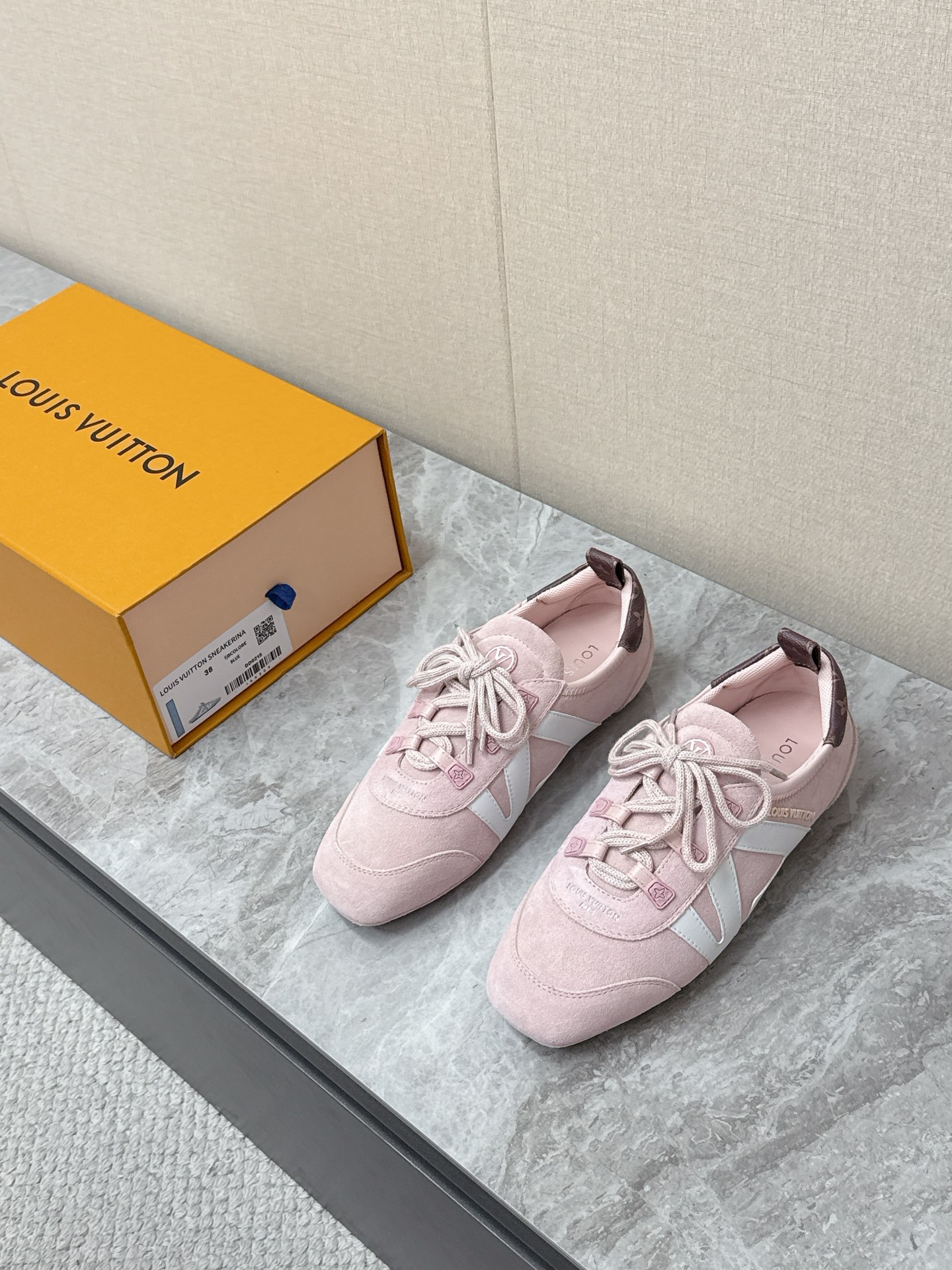 NO:783638,Louis Vuitton Louis Vuitton Spring and Summer Sneakerina Series Ballet Shoes Flat Shoes Three original pairs were purchased to develop a perfect replica of Sneakerina. Ballet style sneakers are made of silky suede cow leather to create smooth lines. They have the light structure of ballet shoes and the comfortable texture of sneakers. The LV logo on the side and the Monogram canvas back strap are rich in details, Sacchetto craftsmanship and TPU outsoles are upgraded for a soft wearing experience. The sole thickness is 1.5CM  Fabric: Original custom-made imported first-layer cowhide, original custom-made breathable mesh lining, original open-molded injection molded TPU material, Size: 35-42 (customized 41 42) 6. Casual shoes/sneakers half-flop, louis vuitton, louis vuitton, louis vuitton, louis vuitton, flats, sneakers, cowhide19860909Louis Vuitton路易威登驴牌春夏Sneakerina系列 芭蕾舞鞋 平底鞋 原版三对购入开发完美复刻Sneakerina 芭蕾风运动鞋以丝滑绒面牛皮革塑造流畅线条 兼具芭蕾舞鞋的轻盈构型和运动鞋的舒适质感.侧面 LV 标识和Monogram 帆布后袢带丰富细节,Sacchetto 工艺和 TPU 外底升级轻柔穿着体验 底厚1.5CM 面料:原版定制进口头层牛皮 内里原版定制透气网里鞋底原版开模注塑TPU材质Size:35-42（41 42定制） 6,休闲鞋/运动鞋半拖,louis vuitton,louis vuitton,louis vuitton,louis vuitton,flats,sneakers,cowhide,Women's Shoes