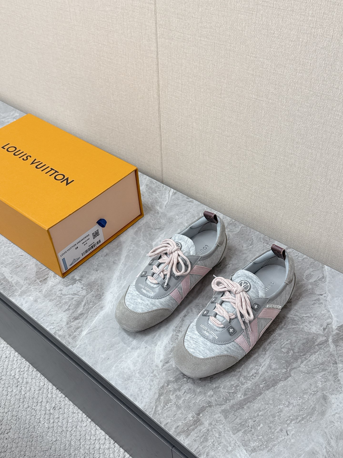 NO:783644,Louis Vuitton Louis Vuitton Spring and Summer Sneakerina Series Ballet Shoes Flat Shoes Three original pairs were purchased to develop a perfect replica of Sneakerina. Ballet style sneakers are made of silky suede cow leather to create smooth lines. They have the light structure of ballet shoes and the comfortable texture of sneakers. The LV logo on the side and the Monogram canvas back strap are rich in details, Sacchetto craftsmanship and TPU outsoles are upgraded for a soft wearing experience. The sole thickness is 1.5CM  Fabric: Original custom-made imported first-layer cowhide, original custom-made breathable mesh lining, original open-molded injection molded TPU material19860909Louis Vuitton路易威登驴牌春夏Sneakerina系列 芭蕾舞鞋 平底鞋 原版三对购入开发完美复刻Sneakerina 芭蕾风运动鞋以丝滑绒面牛皮革塑造流畅线条 兼具芭蕾舞鞋的轻盈构型和运动鞋的舒适质感.侧面 LV 标识和Monogram 帆布后袢带丰富细节,Sacchetto 工艺和 TPU 外底升级轻柔穿着体验 底厚1.5CM 面料:原版定制进口头层牛皮 内里原版定制透气网里鞋底原版开模注塑TPU材质Size:35-42（41 42定制）6,休闲鞋/运动鞋半拖,louis vuitton,louis vuitton,louis vuitton,louis vuitton,flats,sneakers,cowhide,Women's Shoes