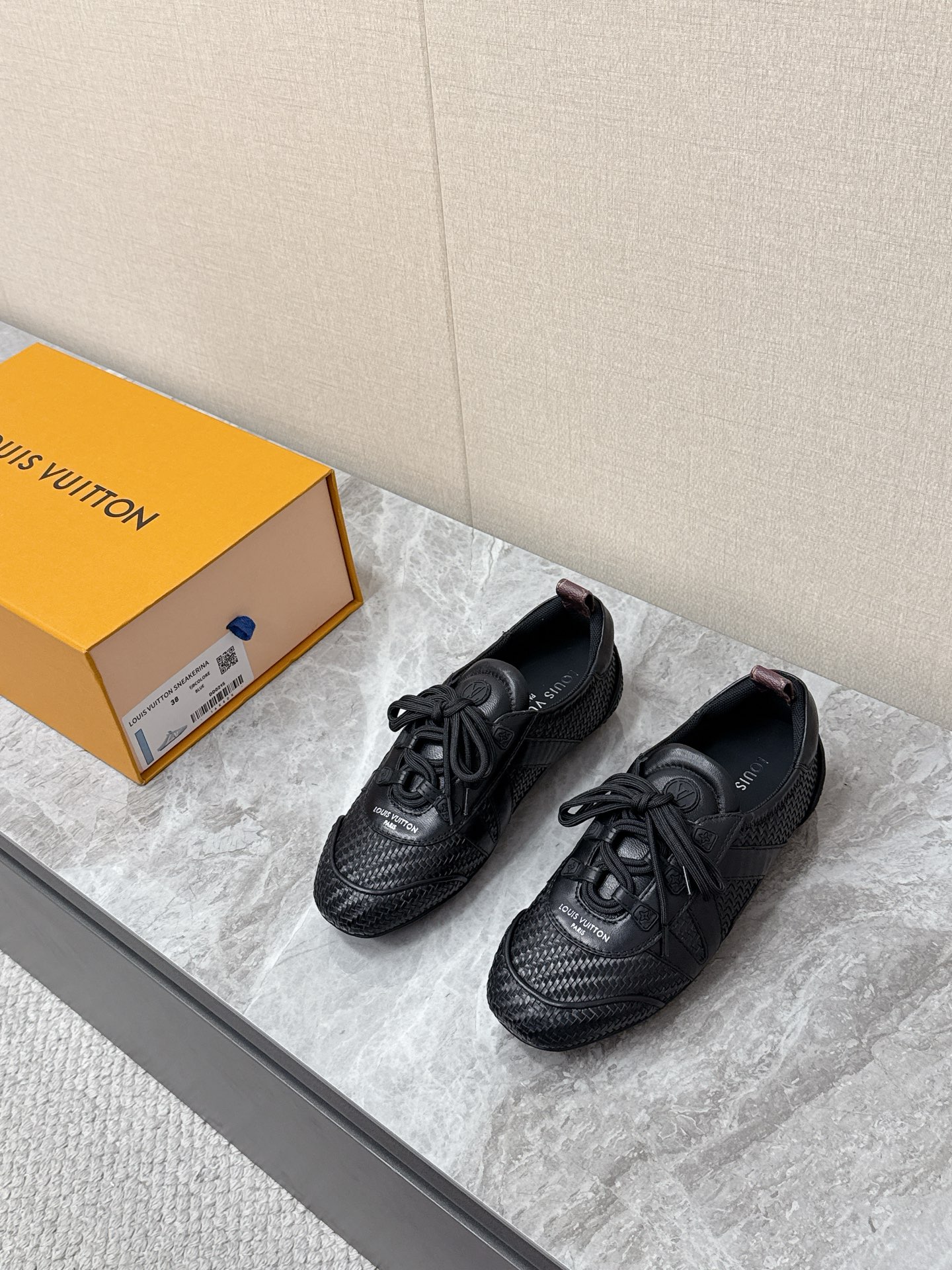 NO:783650,Louis Vuitton Louis Vuitton Spring and Summer Sneakerina Series Ballet Shoes Flat Shoes Three original pairs were purchased to develop a perfect replica of Sneakerina. Ballet style sneakers are made of silky suede cow leather to create smooth lines. They have the light structure of ballet shoes and the comfortable texture of sneakers. The LV logo on the side and the Monogram canvas back strap are rich in details, Sacchetto craftsmanship and TPU outsoles are upgraded for a soft wearing experience. The sole thickness is 1.5CM  Fabric: Original custom-made imported first-layer cowhide, original custom-made breathable mesh lining, original open-molded injection molded TPU material19860909Louis Vuitton路易威登驴牌春夏Sneakerina系列 芭蕾舞鞋 平底鞋 原版三对购入开发完美复刻Sneakerina 芭蕾风运动鞋以丝滑绒面牛皮革塑造流畅线条 兼具芭蕾舞鞋的轻盈构型和运动鞋的舒适质感.侧面 LV 标识和Monogram 帆布后袢带丰富细节,Sacchetto 工艺和 TPU 外底升级轻柔穿着体验 底厚1.5CM 面料:原版定制进口头层牛皮 内里原版定制透气网里鞋底原版开模注塑TPU材质Size:35-42（41 42定制）6,休闲鞋/运动鞋半拖,louis vuitton,louis vuitton,louis vuitton,louis vuitton,flats,sneakers,cowhide,Women's Shoes