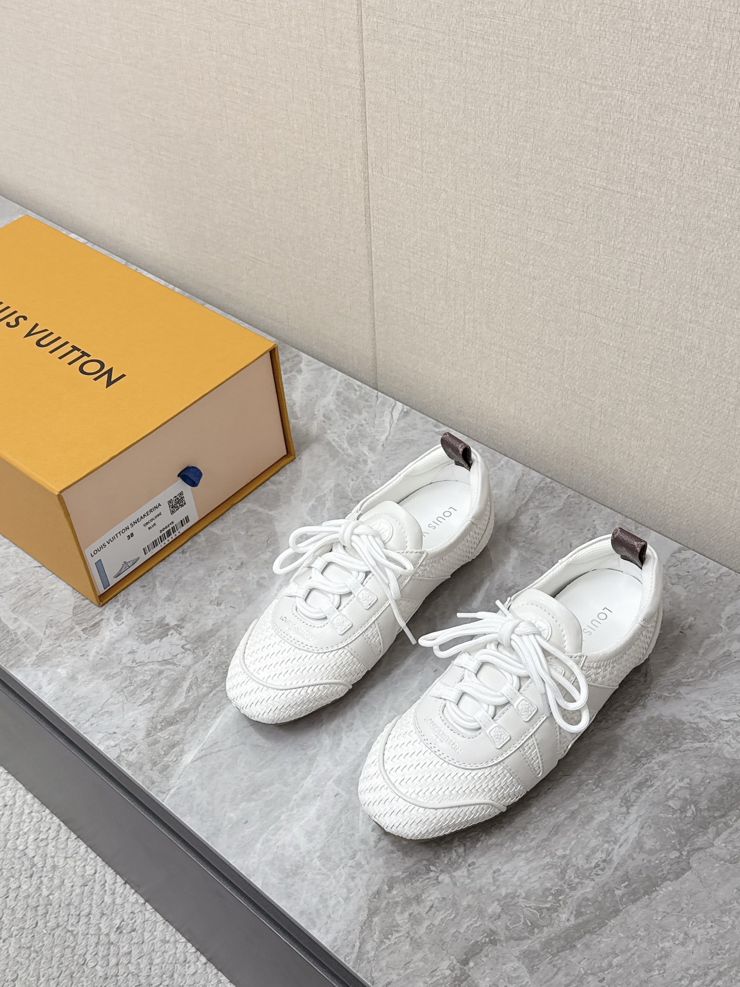 NO:782791,Louis Vuitton Louis Vuitton Spring and Summer Sneakerina Series Ballet Shoes Flat Shoes Three original pairs were purchased to develop a perfect replica of Sneakerina. Ballet style sneakers are made of silky suede cow leather to create smooth lines. They have the light structure of ballet shoes and the comfortable texture of sneakers. The LV logo on the side and the Monogram canvas back strap are rich in details, Sacchetto craftsmanship and TPU outsoles are upgraded for a soft wearing experience. The sole thickness is 1.5CM  Fabric: Original custom-made imported first-layer cowhide, original custom-made breathable mesh lining, original open-molded injection molded TPU material19860909Louis Vuitton路易威登驴牌春夏Sneakerina系列 芭蕾舞鞋 平底鞋 原版三对购入开发完美复刻Sneakerina 芭蕾风运动鞋以丝滑绒面牛皮革塑造流畅线条 兼具芭蕾舞鞋的轻盈构型和运动鞋的舒适质感.侧面 LV 标识和Monogram 帆布后袢带丰富细节,Sacchetto 工艺和 TPU 外底升级轻柔穿着体验 底厚1.5CM 面料:原版定制进口头层牛皮 内里原版定制透气网里鞋底原版开模注塑TPU材质Size:35-42（41 42定制）,,louis vuitton,louis vuitton,louis vuitton,louis vuitton,flats,sneakers,cowhide,Men's shoes