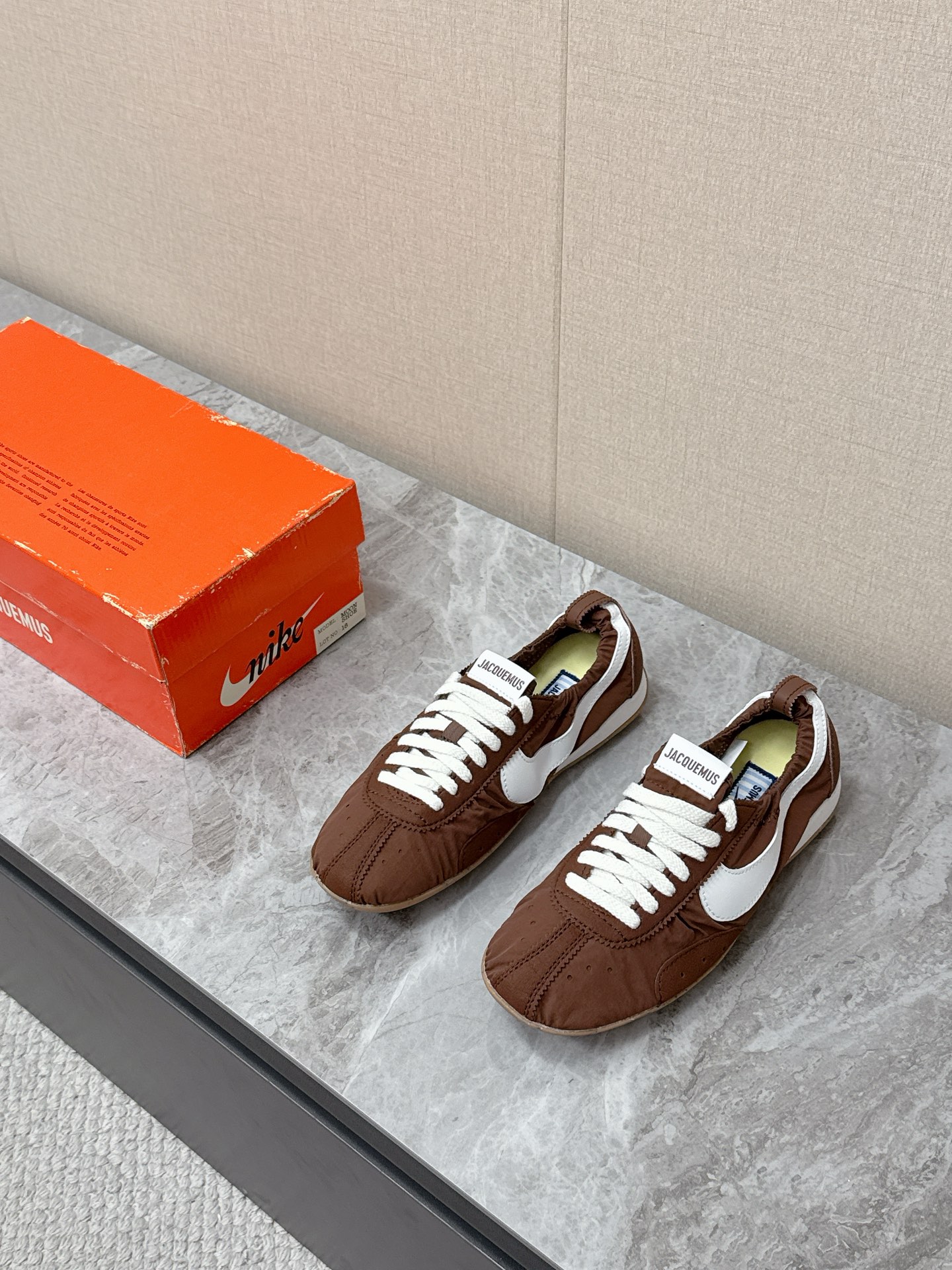 NO:828576,jaquemus  Super suitable for the current popular outfits. It will be launched at the Jacquemus French Paris counter on September 29, 2025. Three pairs of genuine products were purchased and developed. All color details are all matched (Guangzhou high-end goods are not Putian currency). The code number is 35 36 37 38 39 40 41 42 43 44 45,,stuart weitzman19860909Jacquemus x Nike 耐克Moon Shoe联名款 情侣款 德训鞋 超多明星网红种草 法国品牌Jacquemus与Nike联名Moon Shoe,灵感来自1972年经典“月球鞋” 鞋面褶皱尼龙+Swoosh,复古又现代 华夫格橡胶鞋底,轻便舒适,日常穿搭无压力.配色超优雅,鞋型修长,松紧鞋口穿脱方便,贴合脚型 超适合当下的流行穿搭 2025年9月29日Jacquemus法国巴黎专柜首发 三双正品购入开发 所有颜色细节全部对版（广州高端货不是莆田通货）码数35 36 37 38 39 40 41 42 43 44 45,,stuart weitzman,Men's shoes