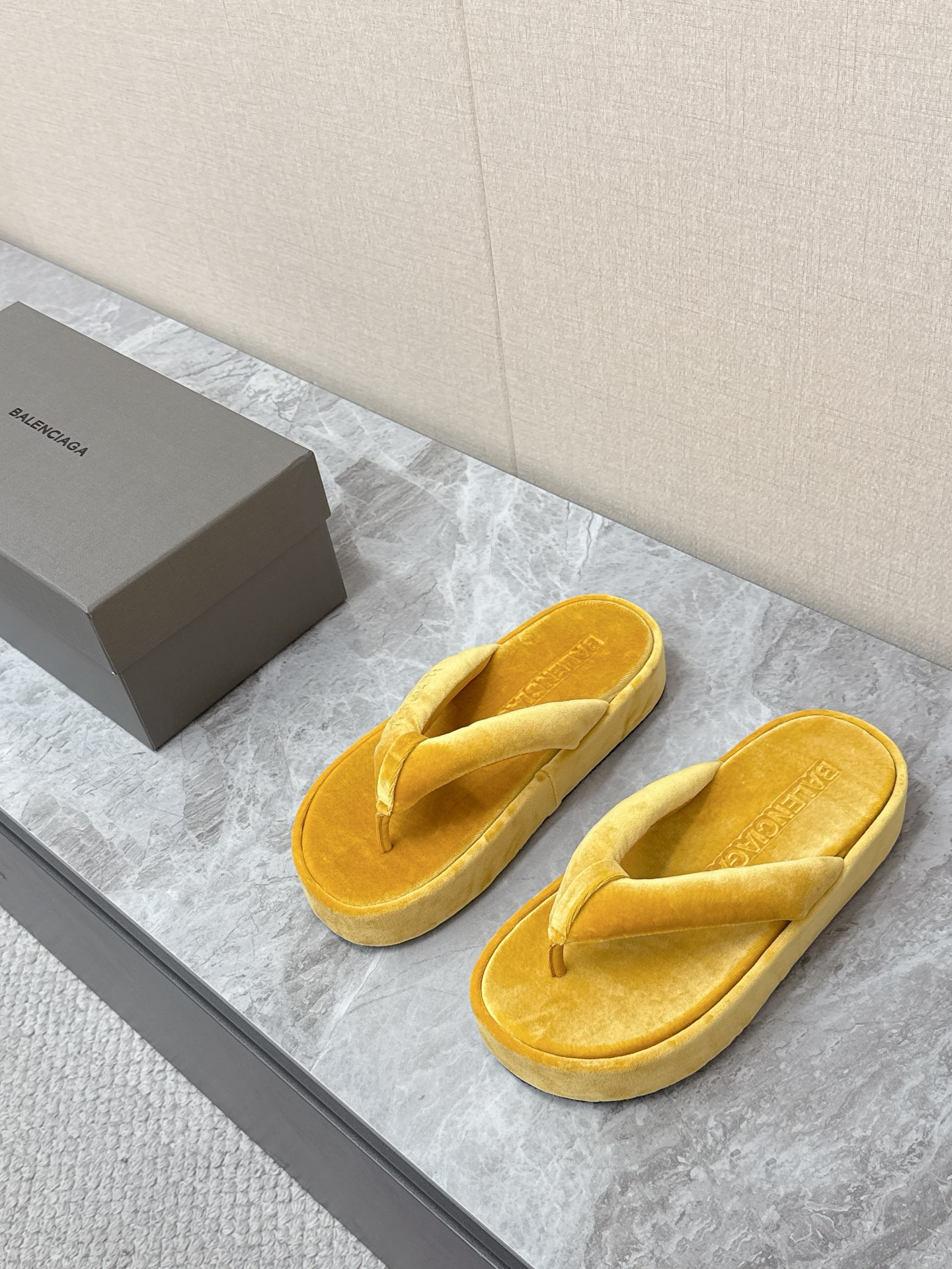 NO:830922,Balenciaga's latest spring and summer velvet thick-soled flip-flops are popular with many celebrities. The whole body of the shoe is made of velvet (velvet) fabric, which has a soft retro luster. It feels soft and luxurious, contrasting with the casual feel of everyday flip-flops. It is the soul design of this pair of shoes. The thick sole is the core highlight. It can quietly lengthen the leg line and has a rebellious sense of Y2K hot girl style. It collides with the soft elements of velvet to create a sweet and cool atmosphere.  B's brand letter logo is embossed on the upper, which is low-key and brand-recognizable. Original open-molded non-slip outsole Size 35-41 (40 and 41 are non-returnable),,balenciaga,balenciaga19860909巴黎世家Balenciaga春夏最新款丝绒厚底人字拖 超多明星网红种草 鞋身通体采用天鹅绒（丝绒）面料 自带柔和的复古光泽 触感软糯又显贵 和日常人字拖的休闲感形成反差 是这双鞋的灵魂设计 厚底增高是核心亮点 既能悄悄拉长腿部线条 又带着Y2K辣妹风的叛逆感 和丝绒的柔美元素碰撞出甜酷氛围 鞋面上压印B家的品牌字母标识 低调又有品牌辨识度 原版开模防滑大底Size35-41（40 41不退换）,,balenciaga,balenciaga,Men's shoes