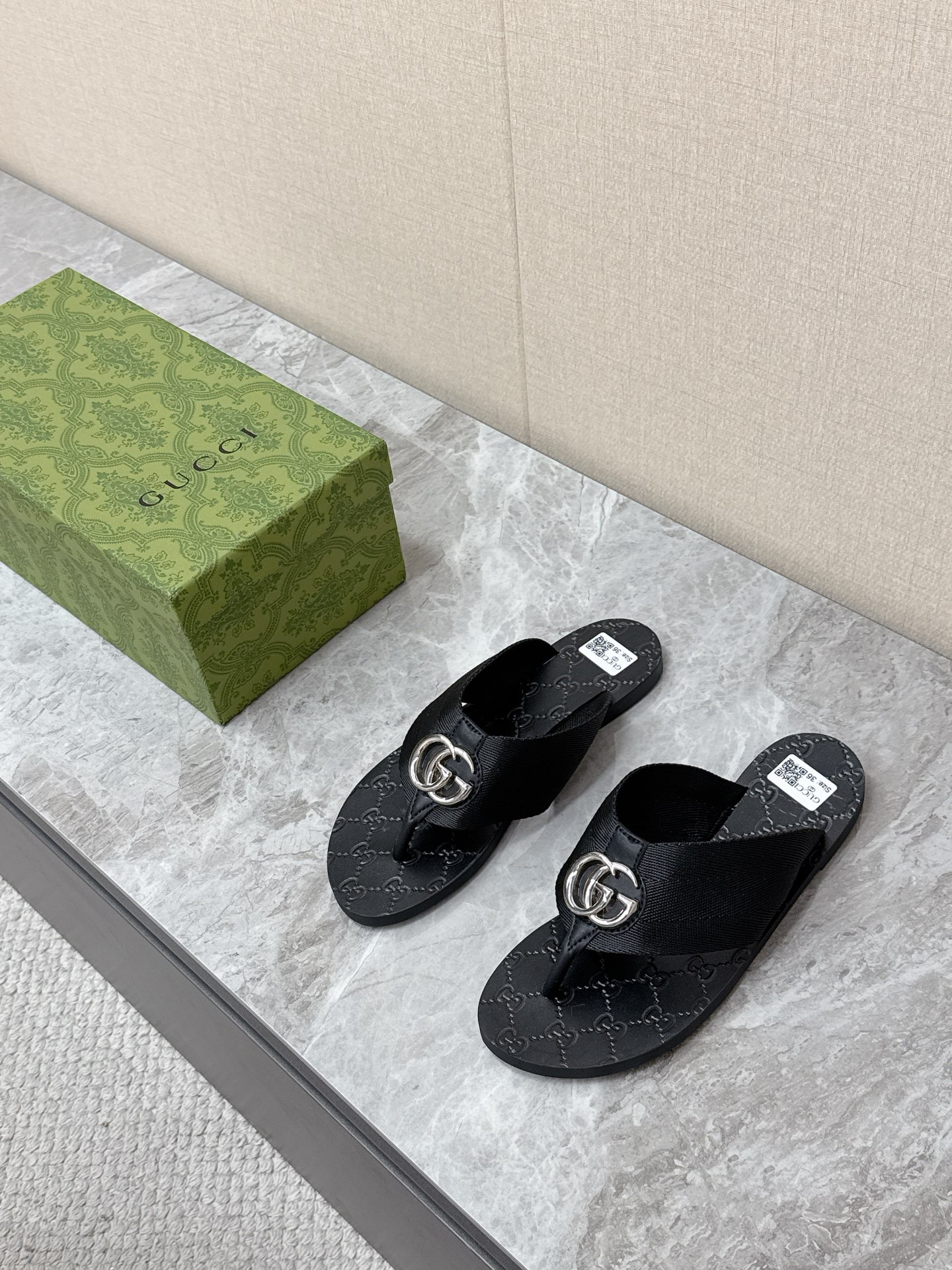 NO:830929,Gucci Gucci's latest spring and summer classic double G flip-flops. Many celebrity Internet celebrities have planted grass. The interlocking double G metal buckle on the upper is one of Gucci's most classic brand logos and the soul of this pair of shoes. The sole and footbed have an embossed GG presbyopia pattern. It is low-key and full of brand texture. Even the details can be seen from the side. The brand's classic red and green webbing is used to restore Gucci's iconic retro color scheme, making it highly recognizable.  Original molded non-slip outsole Size female 35-40 male 39-46, gucci, gucci19860909Gucci古驰春夏最新款经典双G人字拖 超多明星网红种草 鞋面上的互锁双G金属扣,是Gucci最经典的品牌标识之一 也是这双鞋的灵魂所在 鞋底和鞋床带有压印的GG老花图案 低调又充满品牌质感 即使从侧面也能看到细节采用了品牌经典的红绿织带还原了Gucci标志性的复古配色 辨识度拉满 原版开模防滑大底Size女35-40 男39-46,,gucci,gucci,Men's shoes