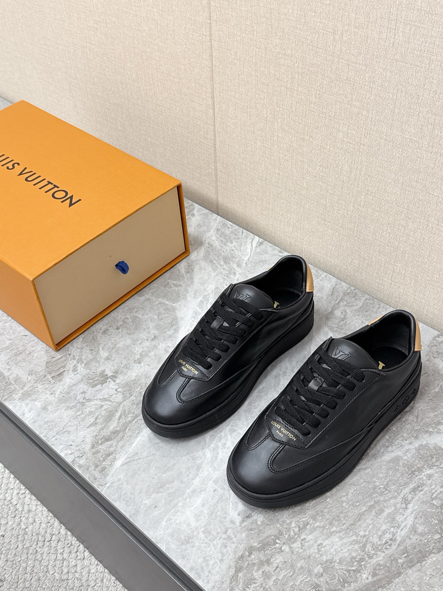 NO:830935,Louis Vuitton Louis Vuitton's latest moral training shoes for spring and summer. There are many celebrity Internet celebrities. The uppers are mostly made of fine first-layer calfskin. The texture is soft and skin-friendly. The contrasting details (such as light brown) on the heel and the LV logo on the tongue/inside of the shoe low-key echo the brand genes. The Monogram embossing on the sole is also a hidden brand Easter egg. The old money style is paired with straight jeans casual pants + linen shirt. It is a perfect match. The original open-molded non-slip outsole. Size female 35-40  Male 39-45,,louis vuitton,louis vuitton,louis vuitton,jeans,shirts,cowhide19860909Louis Vuitton路易威登春夏最新款德训鞋 超多明星网红种草 鞋面多采用细腻的头层小牛皮 质感柔软亲肤 鞋跟处点缀的撞色细节（如浅棕）和鞋舌/鞋内的LV标识 低调呼应品牌基因 鞋底的Monogram压纹也是隐藏的品牌彩蛋 老钱风搭配直筒牛仔裤休闲裤+亚麻衬衫是绝配原版开模防滑大底码数女35-40 男39-45,,louis vuitton,louis vuitton,louis vuitton,jeans,shirts,cowhide,Men's shoes