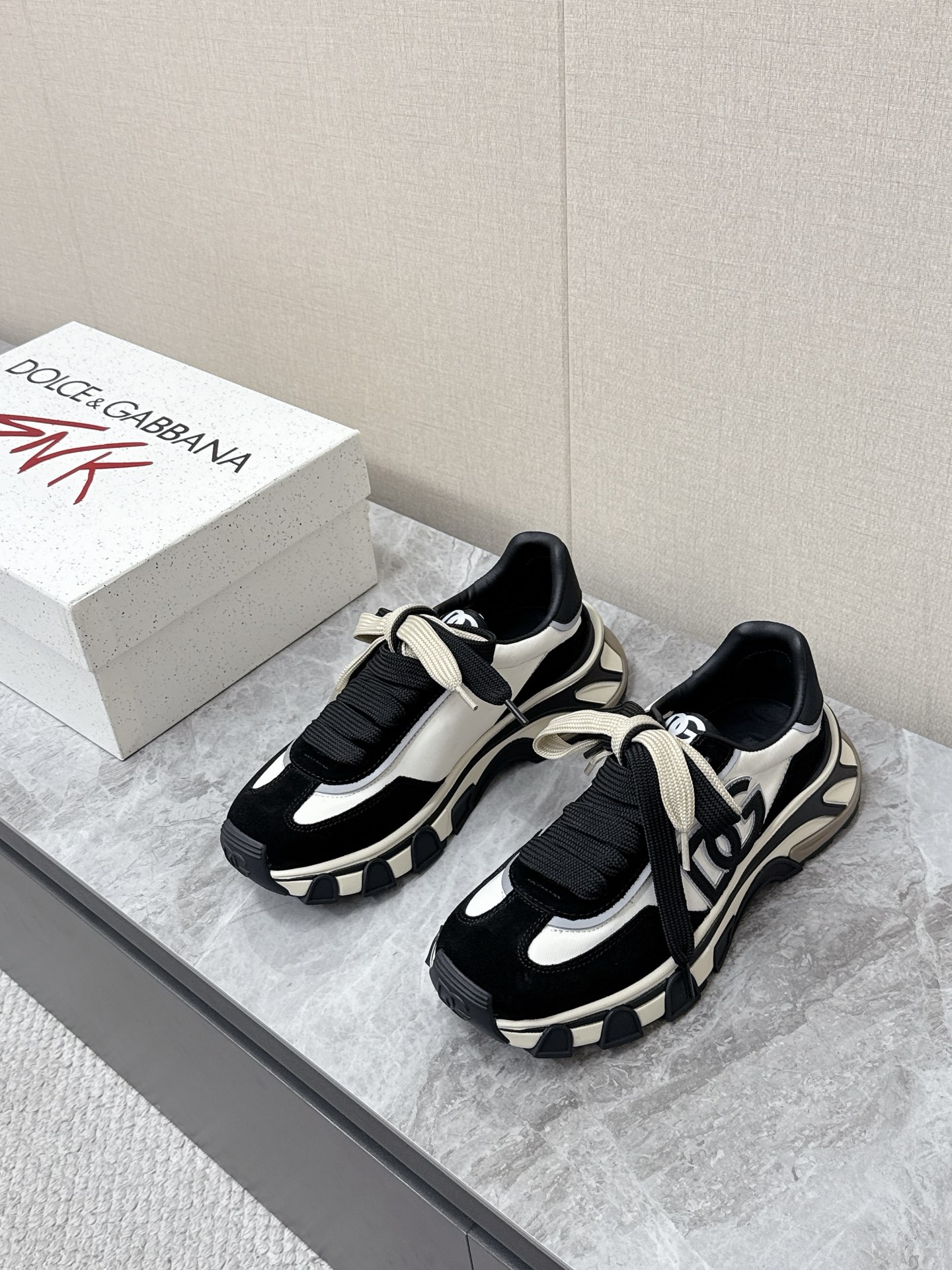 NO:831133,Dolce & Gabbana's latest couples' dad shoes for spring and summer. Sports shoes. There are many celebrity Internet celebrities. The large DG letter logo on the side of the shoe body is one of the most recognizable elements of the brand. The thick-soled jagged outsole has a heightening effect and strengthens the visual impact of retro mecha style. The upper is made of mesh + suede stitching, taking into account breathability and texture. The tongue and heel are also printed with brand logo details.  Original molded combination outsole for women 35-40 and men 39-46,,Dolce&Gabbana,Dolce&Gabbana,sneakers19860909Dolce & Gabbana杜嘉班纳春夏最新情侣款老爹鞋 运动鞋 超多明星网红种草 鞋身侧面的超大DG字母徽标,是品牌辨识度最高的元素之一 厚底锯齿状外底 自带增高效果 同时强化了复古机甲风的视觉冲击 鞋面采用网布+绒面革拼接 兼顾透气与质感 鞋舌和鞋跟处也印有品牌标识细节 原版开模组合大底女35-40 男39-46,,Dolce&Gabbana,Dolce&Gabbana,sneakers,Men's shoes