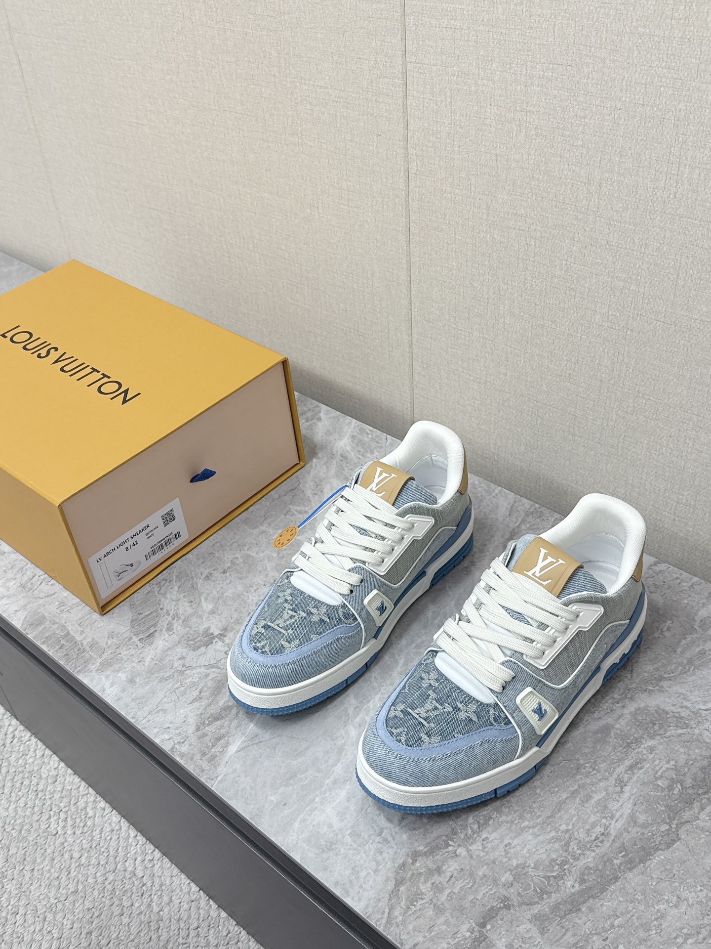 NO:831138,Louis Vuitton Louis Vuitton's classic Trainer series sneakers are inspired by retro basketball shoes. The shoe body is inspired by LV's classic Monogram presbyopia elements. The LV letters on the tongue, the VUITTON logo on the side, and the Monogram flowers on the outsole are all reflections of brand recognition. As a pair of low-cut sneakers, it can be adapted to almost all styles. It can be paired with jeans and sweatpants to create a street style. It can be worn with trousers for a casual and formal look. Both men and women can easily control the imported calf leather upper.  Original molded TPU outsole Size female 35-40 male 39-45,,louis vuitton,louis vuitton,louis vuitton,sneakers,jeans,cowhide19860909Louis Vuitton路易威登经典Trainer 系列运动鞋 超多明星网红种草 鞋身以复古篮球鞋为灵感 融入了LV经典Monogram老花元素 鞋舌的LV字母 侧面的VUITTON标识 外底的Monogram花卉都是品牌辨识度的体现 作为一双低帮板鞋 它几乎能适配所有风格 搭配牛仔裤 运动裤打造街头风 搭配西裤又能穿出休闲正装感 男女都能轻松驾驭鞋面进口小牛皮 原版开模TPU大底Size女35-40 男39-45,,louis vuitton,louis vuitton,louis vuitton,sneakers,jeans,cowhide,Men's shoes