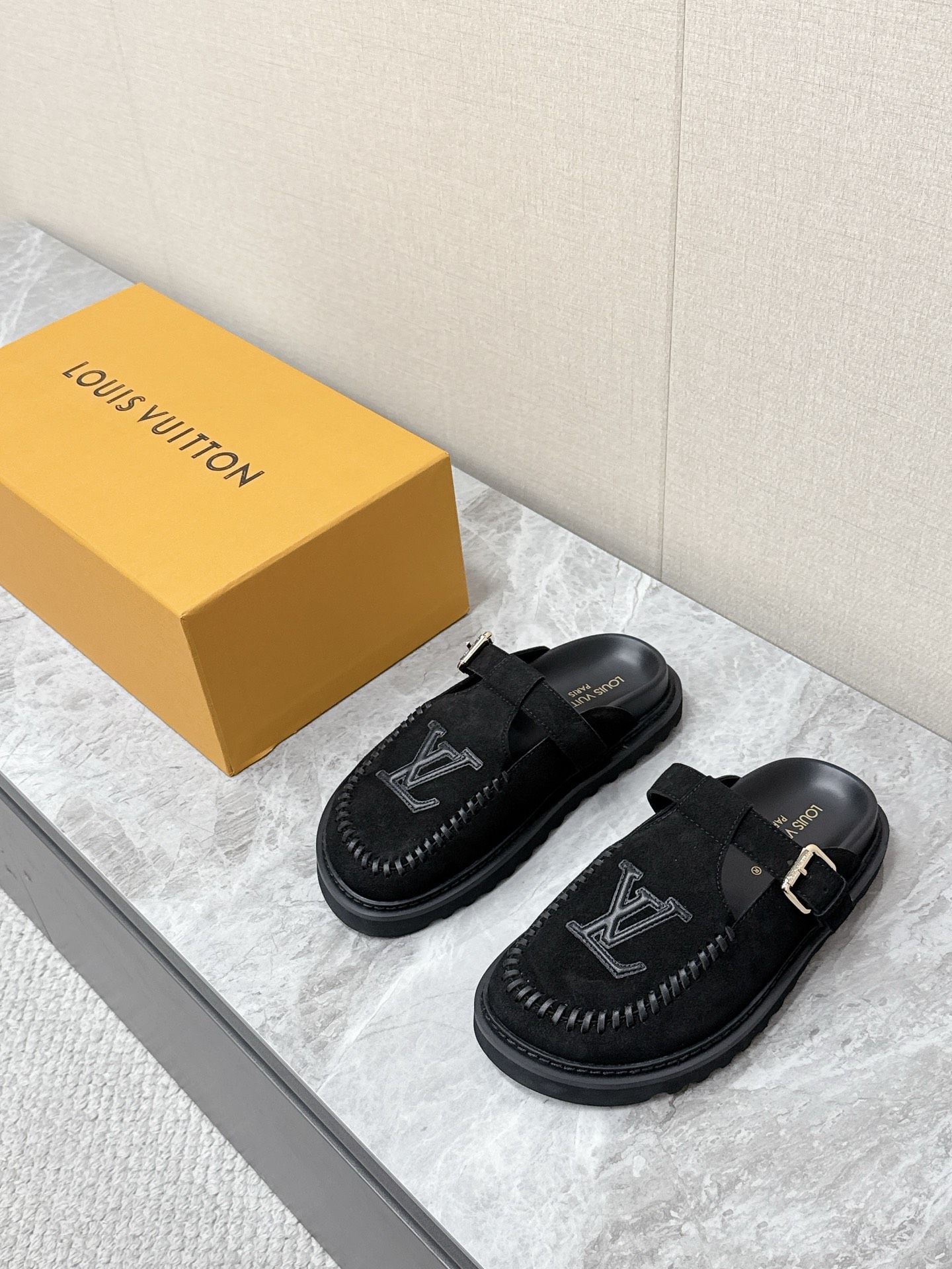 NO:831082,Louis Vuitton Louis Vuitton's latest spring and summer Muller Birkenstock half-flops. There are many celebrity Internet celebrities. The embroidered LV letters Logo on the front of the toe is very recognizable. The hand-wrapped stitching on the edge is the finishing touch of this pair of shoes. It not only strengthens the retro feel, but also makes the overall shape more detailed. The shoe body is made of soft suede, with a delicate and advanced touch. It has a matte texture. The metal buckle on the side can be adjusted freely according to the shape of the foot.  The heelless Muller design is super easy to put on and take off and has a lazy and relaxed feeling. Original open-molded non-slip outsole Size 35-41 (40 and 41 non-returnable), louis vuitton, louis vuitton, louis vuitton, chamois leather19860909Louis Vuitton路易威登春夏最新款穆勒勃肯半拖 超多明星网红种草 鞋头正面的刺绣LV字母Logo辨识度拉满 边缘的手工包边缝线是这双鞋的点睛之笔 既强化了复古感 也让整体造型更有细节层次 鞋身采用柔软的反绒麂皮打造 触感细腻高级 自带哑光质感 侧面的金属搭扣可根据脚型自由调节松紧 无后跟的穆勒设计穿脱超方便 自带慵懒松弛感 原版开模防滑大底Size35-41（40 41不退换）,,louis vuitton,louis vuitton,louis vuitton,chamois leather,Men's shoes