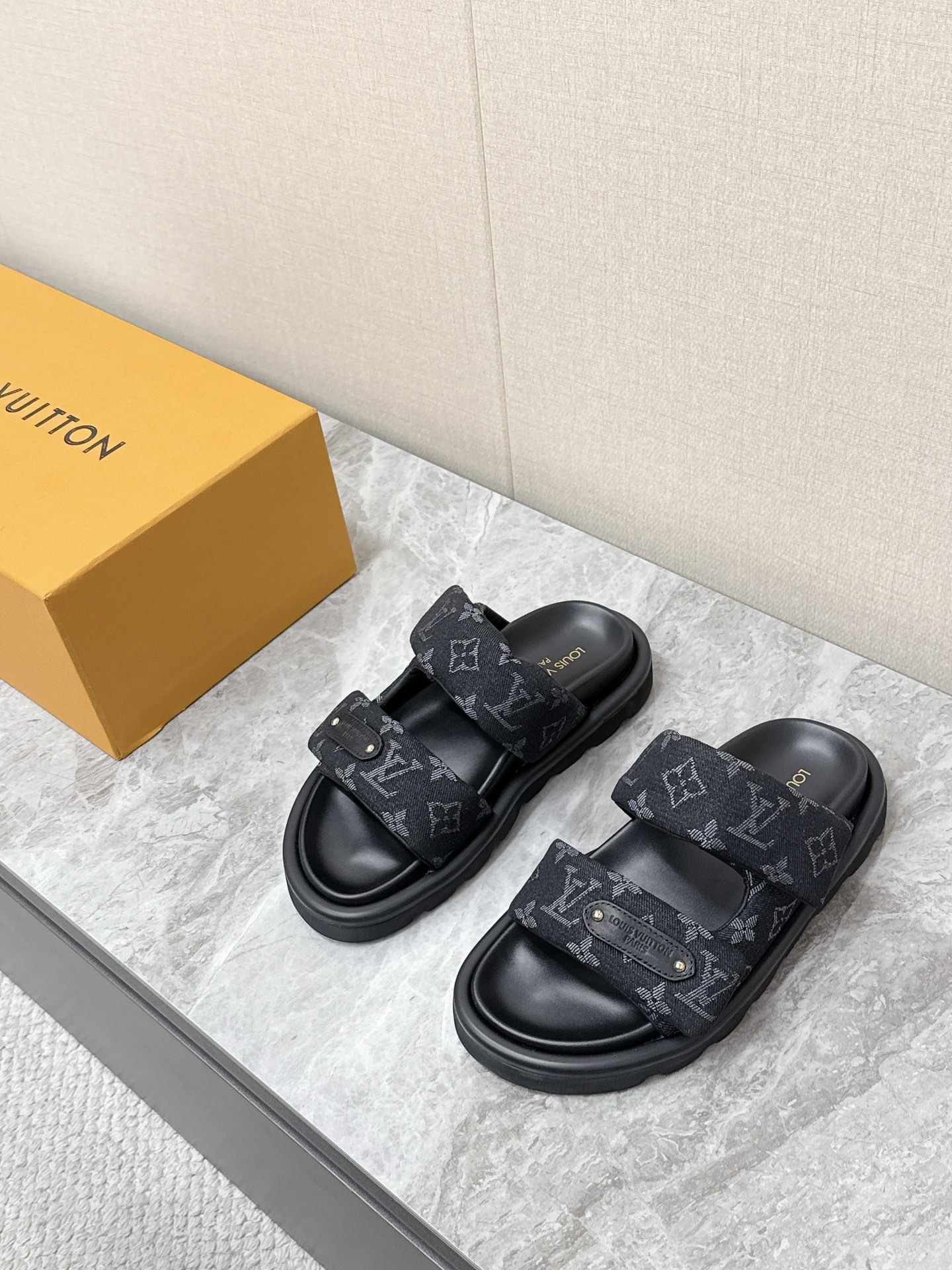 NO:831090,Louis Vuitton Louis Vuitton's latest spring and summer couple's Velcro presbyopic sandals. Many celebrity Internet celebrities have planted grass. The shoe body is made of LV's iconic Monogram presbyopic canvas material, which is highly recognizable. It has a retro and high-end feel. The double Velcro wide straps can be freely adjusted. It has a high adaptability to different foot types. It is also very convenient to put on and take off. Loose fit + unisex design  It is suitable for matching with sports pants, denim shorts, and dresses. You can hold it for daily outings, beach vacations, and commuting. The original molded non-slip outsole Size is 35-40 for women and 39-45 for men. Louis vuitton, louis vuitton, louis vuitton, skirts, shorts19860909Louis Vuitton路易威登春夏最新情侣款魔术贴老花凉拖 超多明星网红种草 鞋身采用LV标志性的Monogram老花帆布材质,辨识度拉满 自带复古高级感 双条魔术贴宽绑带可自由调节松紧 对不同脚型的适配度很高 穿脱也非常方便 宽松的版型+中性设计 搭配运动裤、牛仔短裤、连衣裙都很合适,日常出街、海边度假、通勤都能hold住原版开模防滑大底Size女35-40 男39-45,,louis vuitton,louis vuitton,louis vuitton,skirts,shorts,Men's shoes