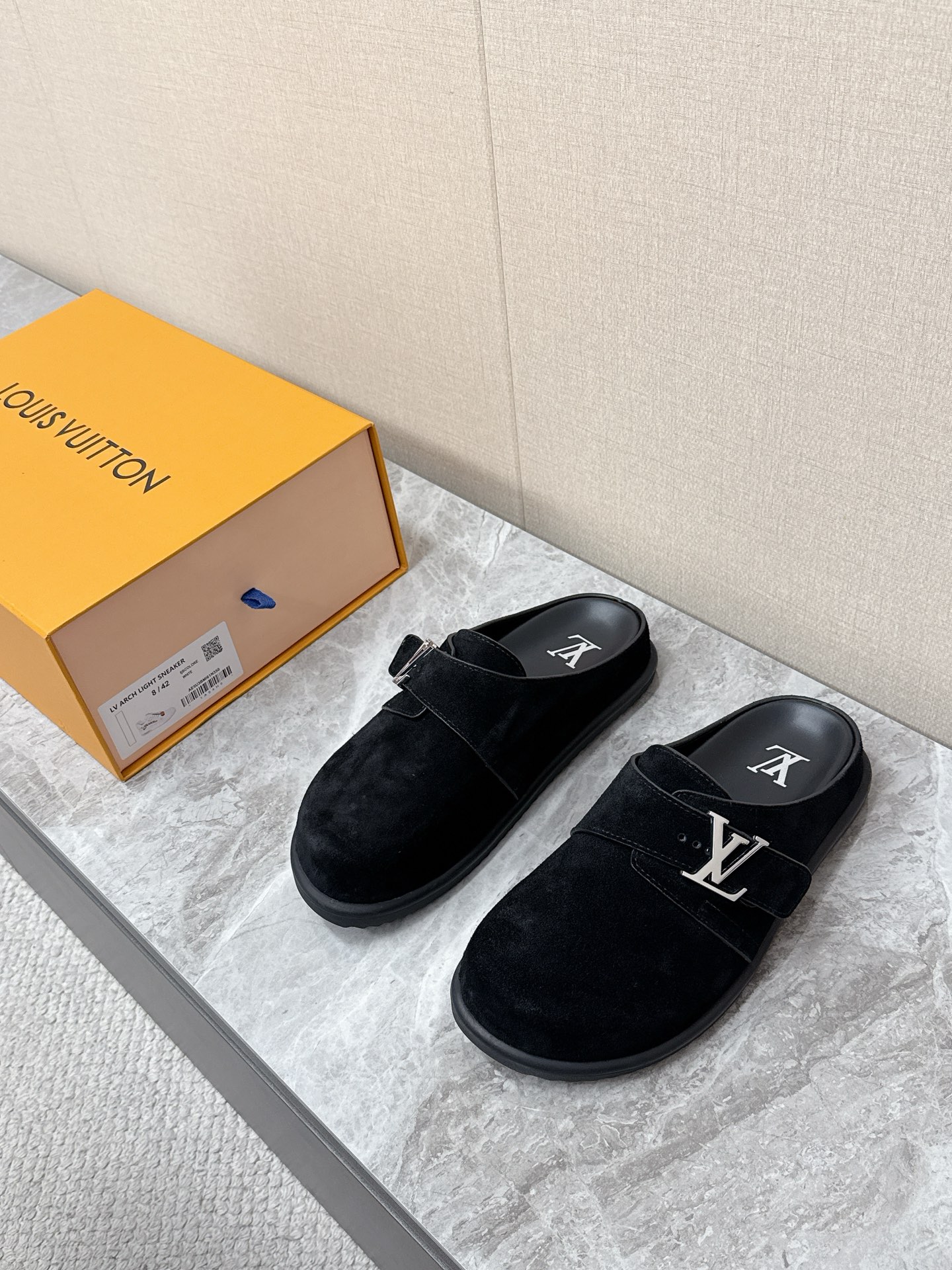 NO:832464,Louis Vuitton Louis Vuitton's latest spring and summer suede Mule semi-trailers. There are many celebrity Internet celebrities. The metal LV letter buckle on the front of the shoe body is the finishing touch. It is not only a symbol of brand recognition, but also adjustable for tightness. It is highly adaptable to different foot types. The shoe body is made of soft suede calfskin (suede). It has a delicate and advanced touch and has a retro texture. The footbed is designed with ergonomic cushions and is paired with a lightweight EVA rubber anti-slip outsole.  The heelless Muller design is super easy to put on and take off and has a relaxed and lazy atmosphere. Size39-45,,louis vuitton,louis vuitton,louis vuitton,cowhide,chamois leather19860909Louis Vuitton路易威登春夏最新款麂皮穆勒半拖 超多明星网红种草 鞋身正面的金属LV字母搭扣是点睛之笔 既是品牌辨识度的象征 也可调节松紧 对不同脚型的适配度很高 鞋身采用柔软的绒面小牛皮（麂皮）打造 触感细腻高级 自带复古质感 鞋床采用人体工学软垫设计 搭配轻量化EVA橡胶防滑大底 无后跟的穆勒设计 穿脱超方便 自带松弛慵懒的氛围感Size39-45,,louis vuitton,louis vuitton,louis vuitton,cowhide,chamois leather,Men's shoes