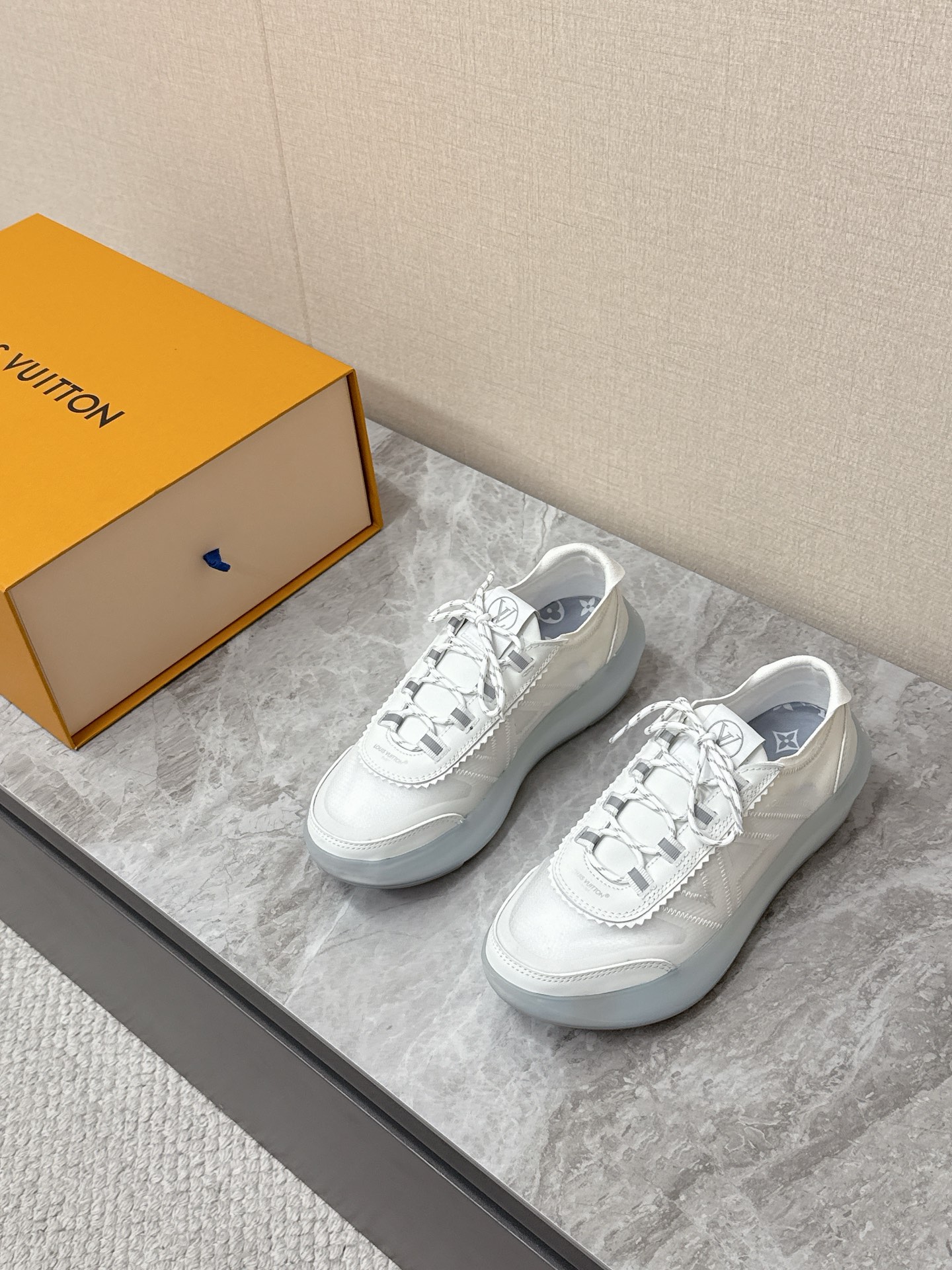 NO:832472,LOUIS VUITTON's latest spring and summer mesh translucent casual sneakers. There are many celebrity Internet celebrities. The LV circular logo on the tongue, the Monogram dark pattern on the shoe body, and the brand name on the heel are all classic elements of Louis Vuitton. Low-key and recognizable. The combination of translucent jelly sole + breathable mesh. Multi-color dopamine color matching is a hot trend this year. The jelly sole also has a slight heightening effect, which makes the legs straight without tiring the feet.  No problem for daily running around. Original molded outsole Size 35-41 (40 and 41 non-refundable), louis vuitton, louis vuitton, louis vuitton, sneakers19860909路易威登LOUIS VUITTON春夏最新款网面半透明休闲运动鞋 超多明星网红种草 鞋舌的LV圆形标识 鞋身的Monogram暗纹 鞋后跟的品牌字样 都是路易威登的经典元素 低调又有辨识度 半透明果冻底+透气网面的组合 多色多巴胺配色 是今年的大热趋势 果冻底还自带轻微增高效果 显腿直又不累脚 日常暴走完全没问题 原版开模大底Size35-41（40 41不退换）,,louis vuitton,louis vuitton,louis vuitton,sneakers,Men's shoes
