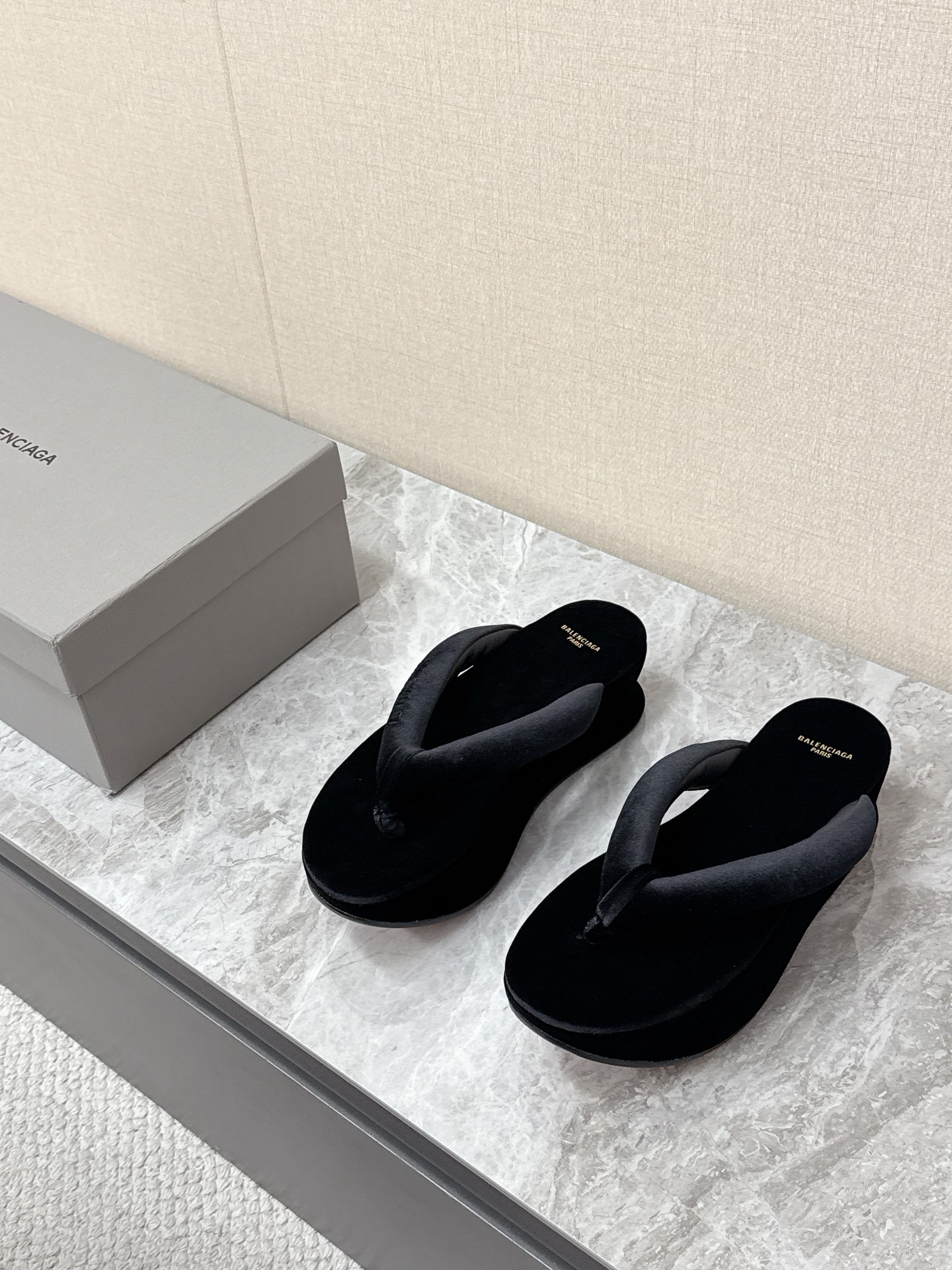NO:832478,Balenciaga's latest spring and summer thick-soled satin silk flip-flops are popular with many celebrities. Subversive 'ship-shaped thick-soled' design. Its platform height is 5.5CM. The heel is concave in a special shape like a 'small spaceship'. It not only has its own heightening effect, but also perfectly interprets Balenciaga's 'unconventional' avant-garde aesthetics. It uses velvet velvet fabric with its own low-key luster to give casual flip-flops the texture of high fashion.  The words 'BALENCIAGA PARIS' are printed on the foot straps and insoles. The brand is highly recognizable. The original imitation leather outsole Size 35-41 (40 and 41 are non-returnable), balenciaga, balenciaga, Leather soles19860909巴黎世家Balenciaga春夏最新款厚底缎面丝绸厚底人字拖 超多明星网红种草 颠覆性的“船型厚底”设计 它的平台高度5.5CM 后跟是内凹的特殊造型 像一艘“小飞船” 不仅自带增高效果 也完美诠释了巴黎世家“反常规”的先锋美学 采用天鹅绒丝绒面料 自带低调光泽感 把休闲的人字拖做出了高级时装的质感 夹脚带和鞋垫上都印有「BALENCIAGA PARIS」字样 品牌辨识度拉满 原版开模仿真皮大底Size35-41（40 41不退换）,,balenciaga,balenciaga,Leather soles,Men's shoes