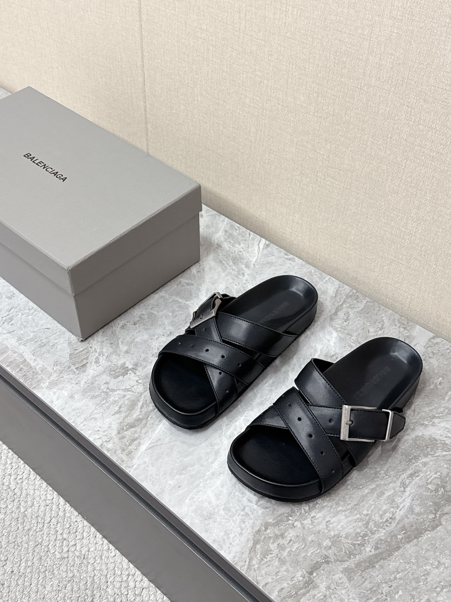NO:832486,Balenciaga Balenciaga's latest spring and summer couple's Mule sandals. Many celebrity Internet celebrities have planted grass. The upper is made of smooth calfskin, which is delicate and durable. The design of cross straps + adjustable metal buckles takes into account the style and the convenience of putting on and taking off. The footbed is printed with the brand logo. The details are low-key and recognizable. Pure black color + neat lines bring 'old money style' and street coolness. Original open-molded anti-slip outsole Size Women 35-40  Male 39-45,,balenciaga,balenciaga,cowhide19860909Balenciaga巴黎世家春夏最新情侣款穆勒凉拖 超多明星网红种草 鞋面采用光滑小牛皮打造 触感细腻且耐用 交叉带+可调节金属搭扣的设计 兼顾了造型感与穿脱的便捷性 鞋床印有品牌标识 细节低调又有辨识度 纯黑配色+利落线条 自带“老钱风”与街头酷感原版开模防滑大底Size女35-40 男39-45,,balenciaga,balenciaga,cowhide,Men's shoes