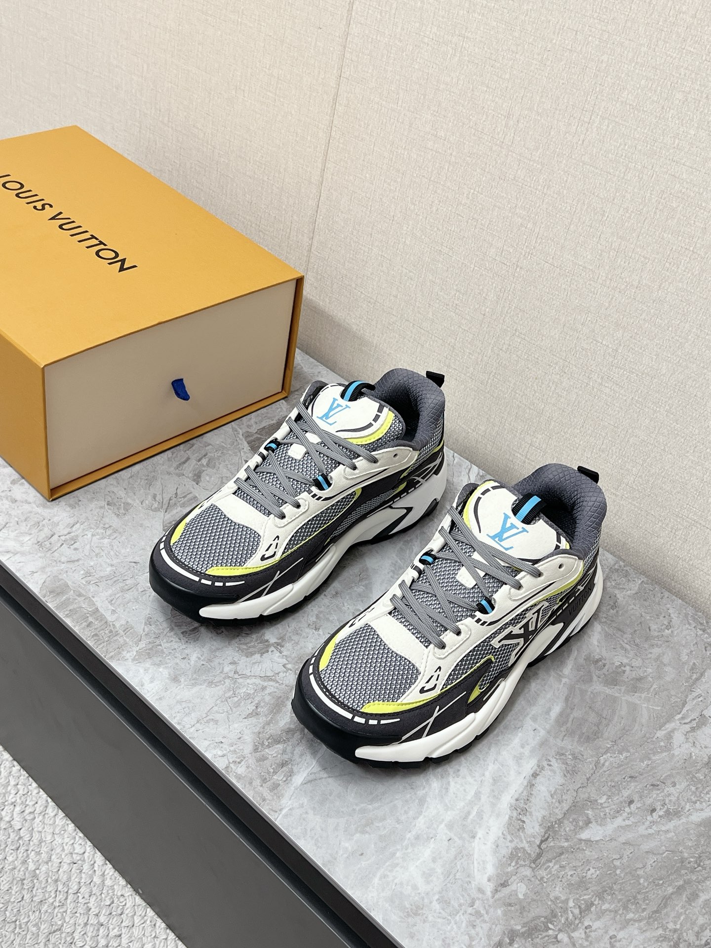 NO:834060,Louis Vuitton's latest sports shoes for spring and summer are popular with many celebrities. The upper is made of breathable mesh with leather patches, which not only ensures breathability, but also creates a rich sense of layering through the collision of different materials. It is also a very popular 'functional dad shoe' style, which perfectly combines the tough lines of retro hiking shoes with the brand's iconic design.  There are LV letter logos on the tongue and side of the shoe, and Monogram flower details on the shoelaces, which are low-key and can reflect the brand recognition. Original molded outsole Size 39-45,, louis vuitton, louis vuitton, louis vuitton, sneakers19860909路易威登Louis Vuitton春夏最新款运动鞋 超多明星网红种草 鞋面采用透气网布搭配皮革饰片拼接 既保证了透气性 又通过不同材质的碰撞打造出丰富的层次感 也是当下很火的“机能风老爹鞋”款式 完美融合了复古登山鞋的硬朗线条与品牌标志性设计 鞋舌、鞋侧都带有LV字母标识,搭配鞋带的Monogram花卉细节,低调又能体现品牌辨识度原版开模大底Size39-45,,louis vuitton,louis vuitton,louis vuitton,sneakers,Men's shoes