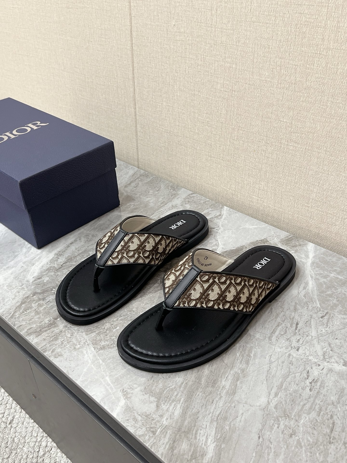 NO:834066,Dior's latest flip-flops for spring and summer. Many celebrities have planted grass. The upper is decorated with Dior's classic Oblique presbyopia jacquard pattern. The brand is highly recognizable. Paired with flip-flops, it looks refreshing in summer. The upper is made of jacquard fabric with smooth leather trim. The lining is made of cowhide. It feels soft and comfortable. Original open-molded rubber non-slip outsole Size 39-44,,dior,dior,cowhide19860909迪奥Dior春夏最新款人字拖 超多明星网红种草 鞋面饰有迪奥经典的 Oblique 老花提花图案 品牌辨识度极高 搭配夹趾人字拖造型夏日清爽感满满 鞋面采用提花面料 搭配光滑皮革饰边 内里为牛皮材质 脚感柔软舒适 原版开模橡胶防滑大底Size39-44,,dior,dior,cowhide,Men's shoes