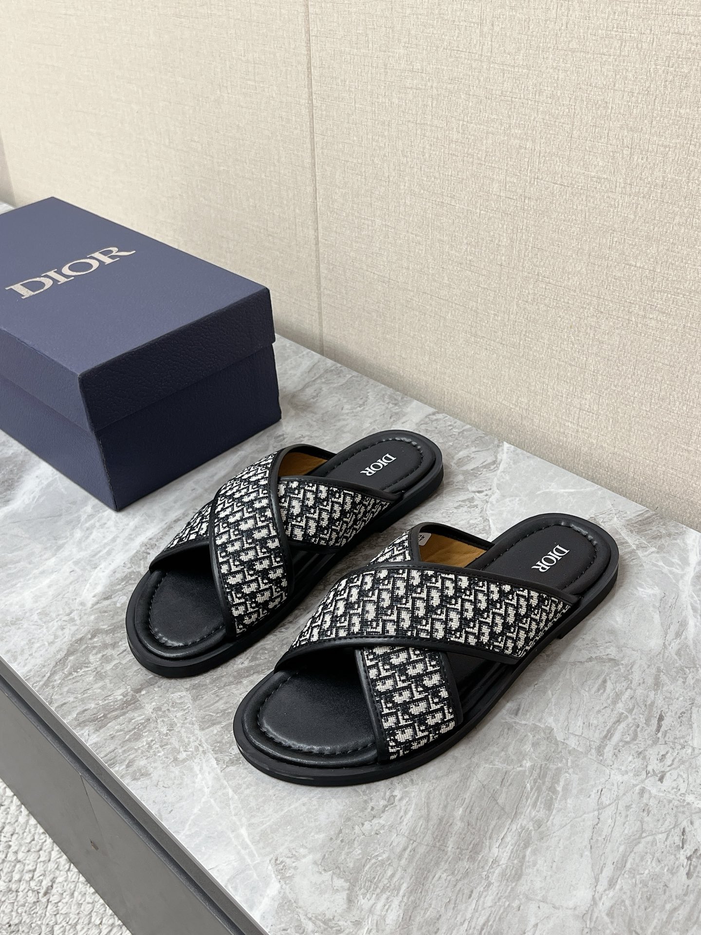 NO:834073,Dior's latest cross-strap sandals for spring and summer. There are many celebrity influencers. The upper is decorated with Dior's classic Oblique jacquard pattern. The brand is highly recognizable. The cross-strap shape is full of refreshing feeling in summer. The upper is made of jacquard fabric with smooth leather trim. The lining is made of cowhide. It feels soft and comfortable. Original open-molded rubber non-slip outsole Size 39-44,, dior, dior, cowhide19860909迪奥Dior春夏最新款交叉带凉拖 超多明星网红种草 鞋面饰有迪奥经典的 Oblique 老花提花图案 品牌辨识度极高 搭配交叉带造型夏日清爽感满满 鞋面采用提花面料 搭配光滑皮革饰边 内里为牛皮材质 脚感柔软舒适 原版开模橡胶防滑大底Size39-44,,dior,dior,cowhide,Men's shoes