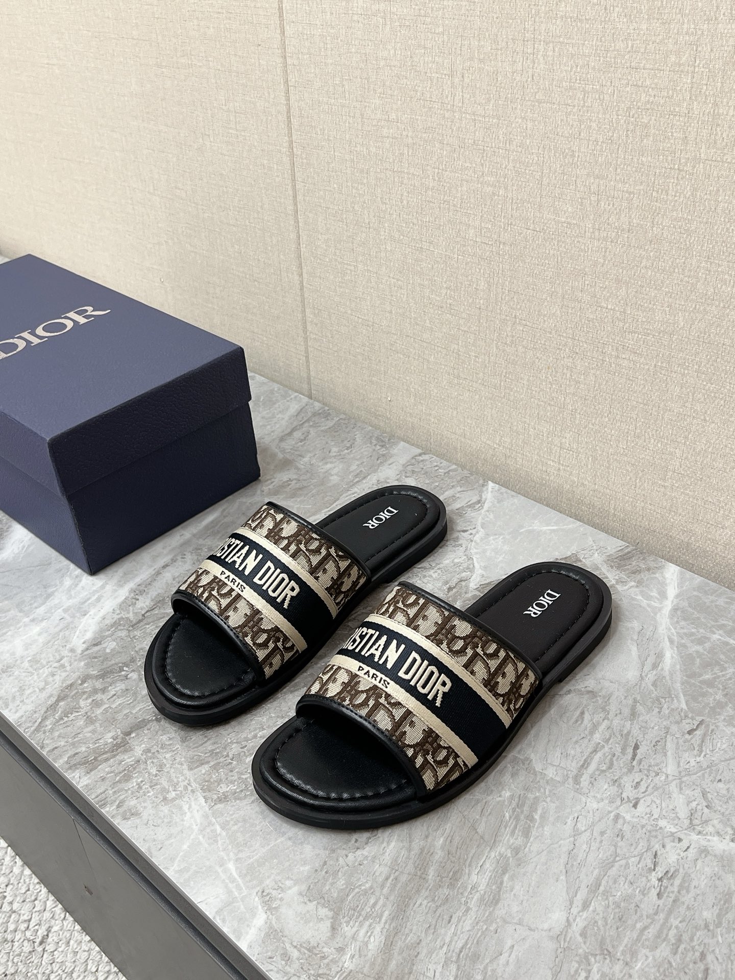 NO:834079,Dior's latest sandals for spring and summer. Many celebrities have planted grass. The upper is decorated with Dior's classic Oblique jacquard pattern. The brand is highly recognizable. It is paired with a classic sandal shape. It has a refreshing summer feel. The upper is made of jacquard fabric with smooth leather trim. The lining is made of cowhide. It feels soft and comfortable. Original open-molded rubber anti-slip outsole Size 39-44,,dior,dior,cowhide19860909迪奥Dior春夏最新款凉拖 超多明星网红种草 鞋面饰有迪奥经典的 Oblique 老花提花图案 品牌辨识度极高 搭配经典凉拖造型 夏日清爽感满满 鞋面采用提花面料 搭配光滑皮革饰边 内里为牛皮材质 脚感柔软舒适 原版开模橡胶防滑大底Size39-44,,dior,dior,cowhide,Men's shoes