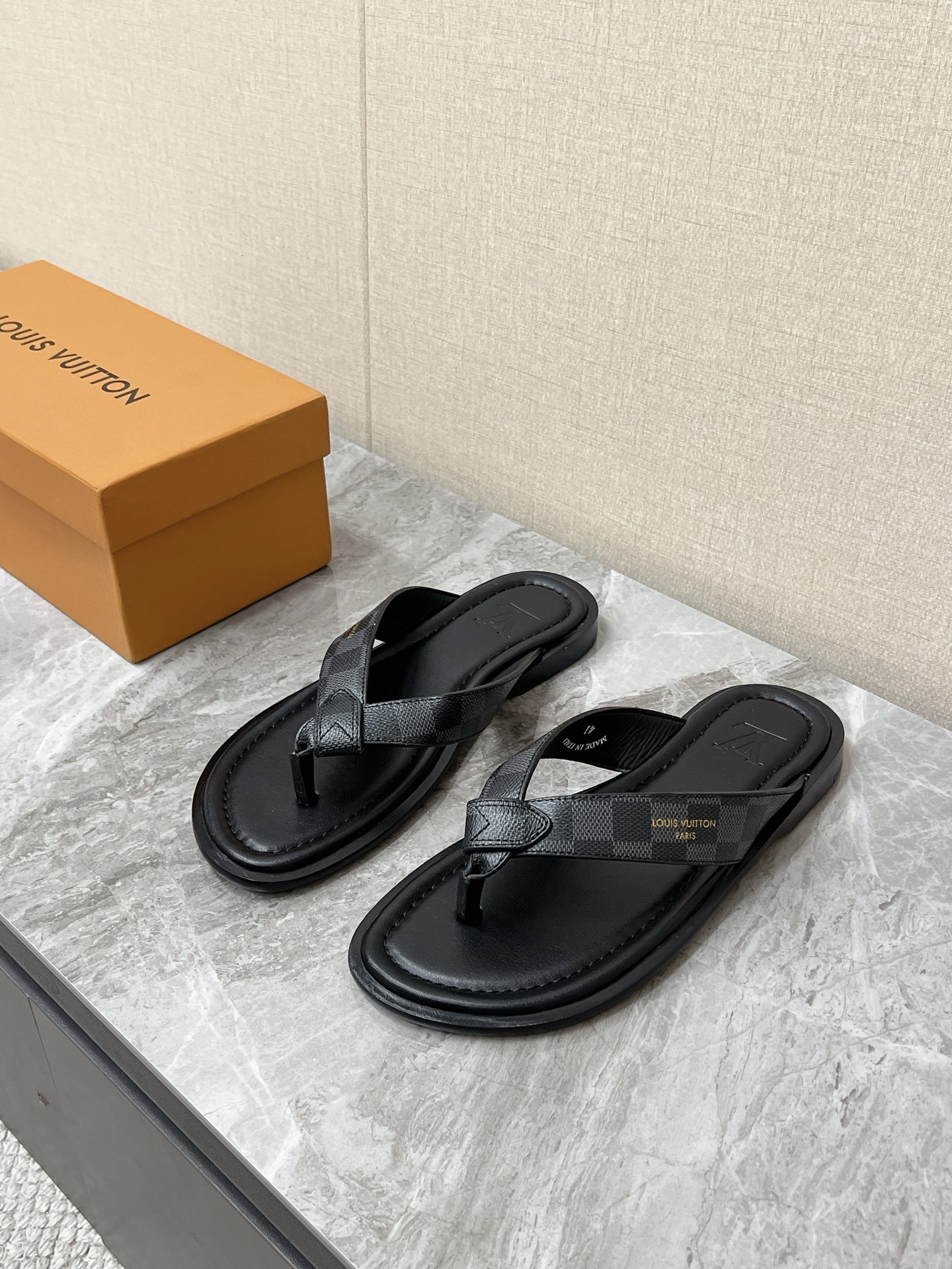 NO:834085,Louis Vuitton Louis Vuitton's latest spring and summer flip-flops are planted by many celebrities. The leather strap of the upper is printed with clear brand logo words. It is low-key and highly recognizable. The pure black and caramel brown models are made of fine grained cowhide, which is soft to the touch and skin-friendly. The texture is high-end; the floral print model uses a special printing process, combining floral elements such as daisies and lilies with classic LV symbols, full of summer vitality.  It adopts an ergonomic flat-soled design, the sole is soft and non-slip, and it is not easy to tire your feet after being worn for a long time. It is a must-have summer item that combines beauty and practicality. Original open-molded non-slip outsole Size 39-44,, louis vuitton, louis vuitton, louis vuitton, cowhide19860909Louis Vuitton路易威登春夏最新款人字拖 超多明星网红种草 鞋面的皮革带上印有清晰的品牌logo字样 低调又极具辨识度 纯黑和焦糖棕款采用细腻的粒面牛皮 触感柔软亲肤 质感高级；花卉印花款则采用了特殊的印花工艺,将雏菊、百合等花卉元素与LV经典符号结合,充满夏日活力 采用符合人体工学的平底设计,鞋底柔软防滑,长时间穿着也不易累脚,是兼顾美观与实用性的夏日必备单品原版开模防滑大底Size39-44,,louis vuitton,louis vuitton,louis vuitton,cowhide,Men's shoes