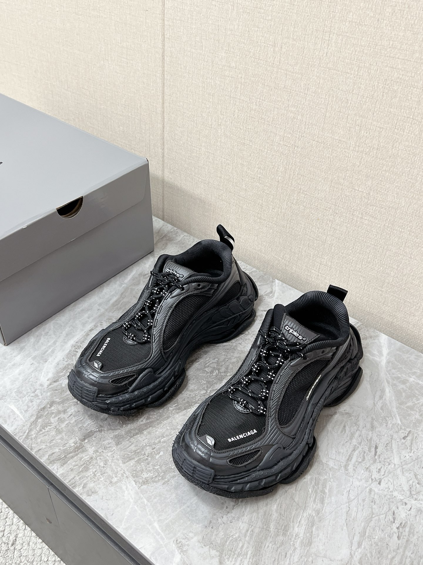 NO:834091,Balenciaga's latest spring and summer couple's model, the Triple S.2 Dad's Shoe, has a lot of celebrities. The body of the shoe is composed of 68 independent parts. It continues the iconic stacked and expanded soles of the Triple S series. The treads of three different patterns are sculpturally integrated, showing a retro and worn texture. At the same time, the overall outline is more slender. It has both a street feel and a sense of the future. The upper is made of mesh + leather stitching with delicate distressing technology.  The brand logo is printed on the side of the shoe. The pull-up design of the tongue and heel is easy to put on and take off. The sole is a multi-layer composite structure. It not only has a visual heightening effect, but also improves the cushioning and grip. It is lighter in weight than the first generation and has less wearing burden. The original combination outsole is 35-40 for women and 39-45 for men. balenciaga, balenciaga19860909巴黎世家Balenciaga春夏最新情侣款Triple S.2 老爹鞋 超多明星网红种草 鞋身由68个独立部件构成 延续了Triple S系列标志性的层叠外扩鞋底 三种不同纹路的胎面经雕塑化整合 呈现出复古做旧的磨损质感 同时整体轮廓更显修长 兼具街头感与未来感 鞋面采用网布+皮革拼接 搭配细腻的做旧工艺 鞋侧印有品牌标识 鞋舌与后跟的提拉设计方便穿脱 鞋底为多层复合结构 不仅视觉上自带增高效果 也提升了缓震与抓地力 相比初代重量更轻 穿着负担更小 原版组合大底Size女35-40 男39-45,,balenciaga,balenciaga,Men's shoes
