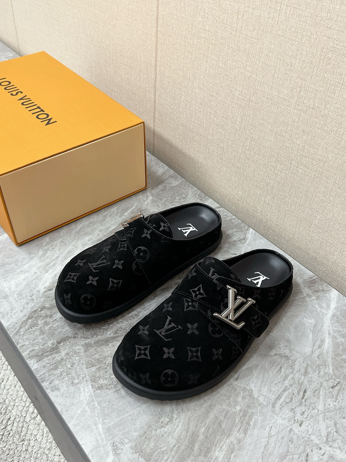 NO:834105,Louis Vuitton Louis Vuitton's latest spring and summer suede Mule semi-trailers. There are many celebrity Internet celebrities. The metal LV letter buckle on the front of the shoe is the finishing touch. It is not only a symbol of brand recognition, but also adjustable for tightness. It is highly adaptable to different foot types. The shoe body is made of soft embossed suede calfskin (suede). It has a delicate and advanced touch with a retro texture. The footbed is designed with ergonomic cushions.  Paired with lightweight EVA rubber non-slip outsole, heelless Muller design, super easy to put on and take off, with a relaxed and lazy atmosphere. Size39-45,,louis vuitton,louis vuitton,louis vuitton,cowhide,chamois leather19860909Louis Vuitton路易威登春夏最新款麂皮穆勒半拖 超多明星网红种草 鞋身正面的金属LV字母搭扣是点睛之笔 既是品牌辨识度的象征 也可调节松紧 对不同脚型的适配度很高 鞋身采用柔软的压花绒面小牛皮（麂皮）打造 触感细腻高级 自带复古质感 鞋床采用人体工学软垫设计 搭配轻量化EVA橡胶防滑大底 无后跟的穆勒设计 穿脱超方便 自带松弛慵懒的氛围感Size39-45,,louis vuitton,louis vuitton,louis vuitton,cowhide,chamois leather,Men's shoes
