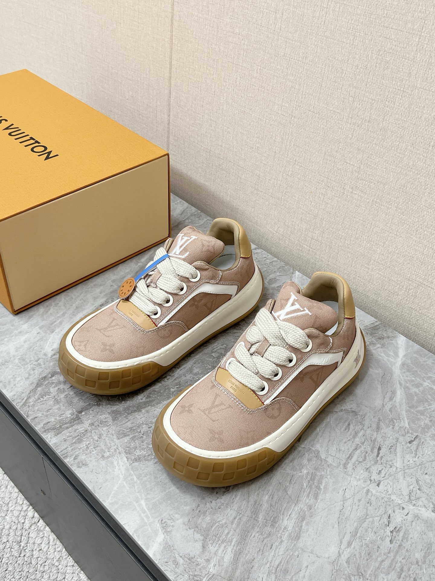 NO:834110,Louis Vuitton Louis Vuitton's latest couple's biscuit shoes casual shoes. Many celebrity fashion bloggers planted grass. The original purchase and development. The details are completely matched. The feet feel super comfortable, retro and fashionable. The thick and light rubber combination outsole achieves a comfortable experience. Unique design. The highly recognizable logo embellishment all highlights the brand tone. Original customized deerskin splicing. Mixed sheepskin lining. Original private model two-color TPU combination outsole. Size female 35-40.  Male 39-45 (45 customized, non-refundable),, louis vuitton, louis vuitton, sheepskin19860909Louis Vuitton 路易威登最新情侣款 饼干鞋休闲鞋 超多明星时尚博主种草 原版购入开发 细节完全对版 脚感超级舒服 复古又有时尚感 厚实而轻盈的橡胶组合外底实现舒适体验 独特的设计 极具辨识度的logo点缀无不彰显品牌调性 原版定制鹿皮拼接 内里混种羊皮 原版私模双色TPU组合大底Size女35-40 男39-45（45 定制不退换）,,louis vuitton,louis vuitton,sheepskin,Men's shoes