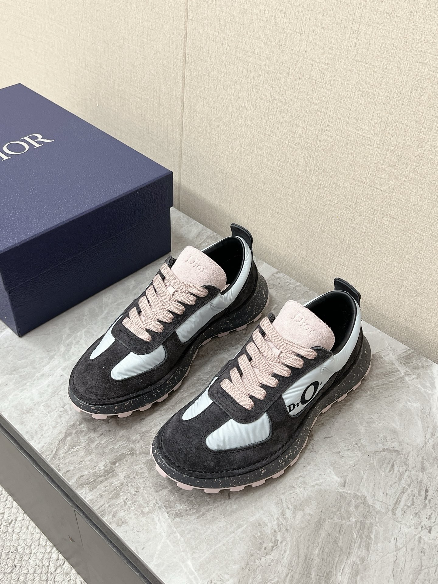 NO:834119,Dior's latest retro sports shoes for spring and summer. There are many celebrity Internet celebrities. They adopt the outline of jogging shoes from the 1970s and 1980s. The body lines are smooth and the toe is rounded. It has a relaxed retro feel. The body of the shoe is generally made of a combination of suede (cow suede) + nylon/technical cloth. It takes into account texture and lightweight. The splicing design also makes the contrasting effect more prominent. The side of the shoe is printed with a striking 'Dior' letter logo.  Low profile yet able to reflect brand recognition. Original molded non-slip outsole Size 39-45, dior, dior, sneakers19860909迪奥Dior春夏最新款复古运动鞋 超多明星网红种草 采用上世纪70-80年代的慢跑鞋轮廓 鞋身线条流畅 鞋头圆润 自带松弛的复古感 鞋身普遍采用翻毛皮（牛反绒）+尼龙/科技布的组合 兼顾质感与轻量化 同时拼接设计也让撞色效果更突出 鞋侧印有醒目的“Dior”字母logo 低调又能体现品牌辨识度原版开模防滑大底Size39-45,,dior,dior,sneakers,Men's shoes