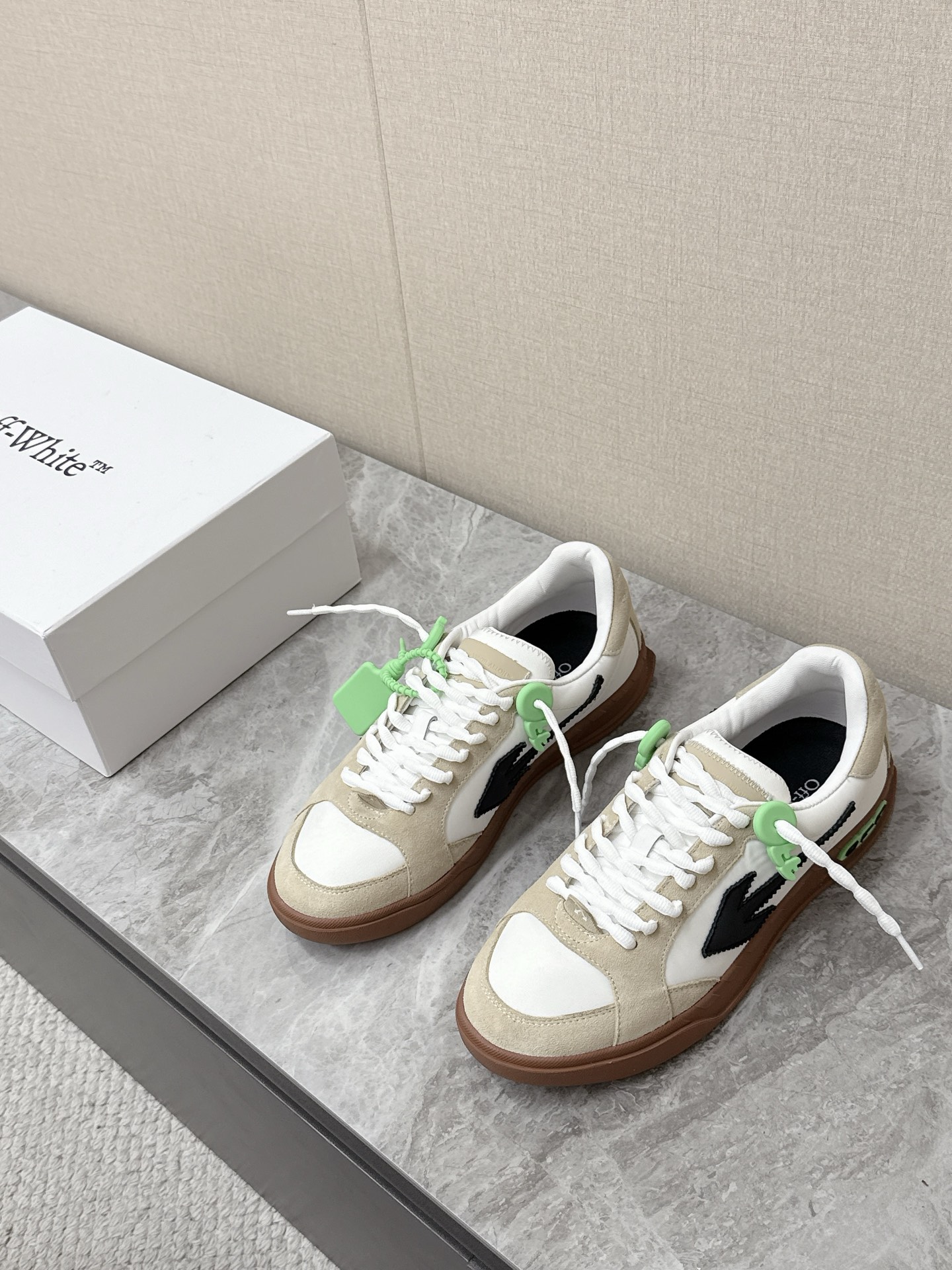NO:851263,Off-White's latest casual shoes for couples in spring and summer. Virtue shoes. Many celebrity Internet celebrities have planted grass. Retro virtue shoes. Suede + canvas stitching upper with raw rubber outsole. It has a retro sports feel of the 90s. The arrow logo on the side of the shoe. Cross-stitching on the toe. It has a full sense of brand value. The iconic colorful Zip Tie hangtag is an instantly recognizable design of Off-White. The original open-molded outsole is 35-40 for women and 39-45 for men.  white, chamois leather19860909Off-White春夏最新情侣款休闲鞋 德训鞋 超多明星网红种草 复古德训鞋型 麂皮+帆布拼接鞋面搭配生胶橡胶大底 自带90年代复古运动感 鞋侧的箭头标识 鞋头交叉缝线 品牌价值感满满 还有标志性的彩色Zip Tie吊牌都是Off-White一眼可辨的设计 原版开模大底Size女35-40 男39-45,,off white,chamois leather,Men's shoes